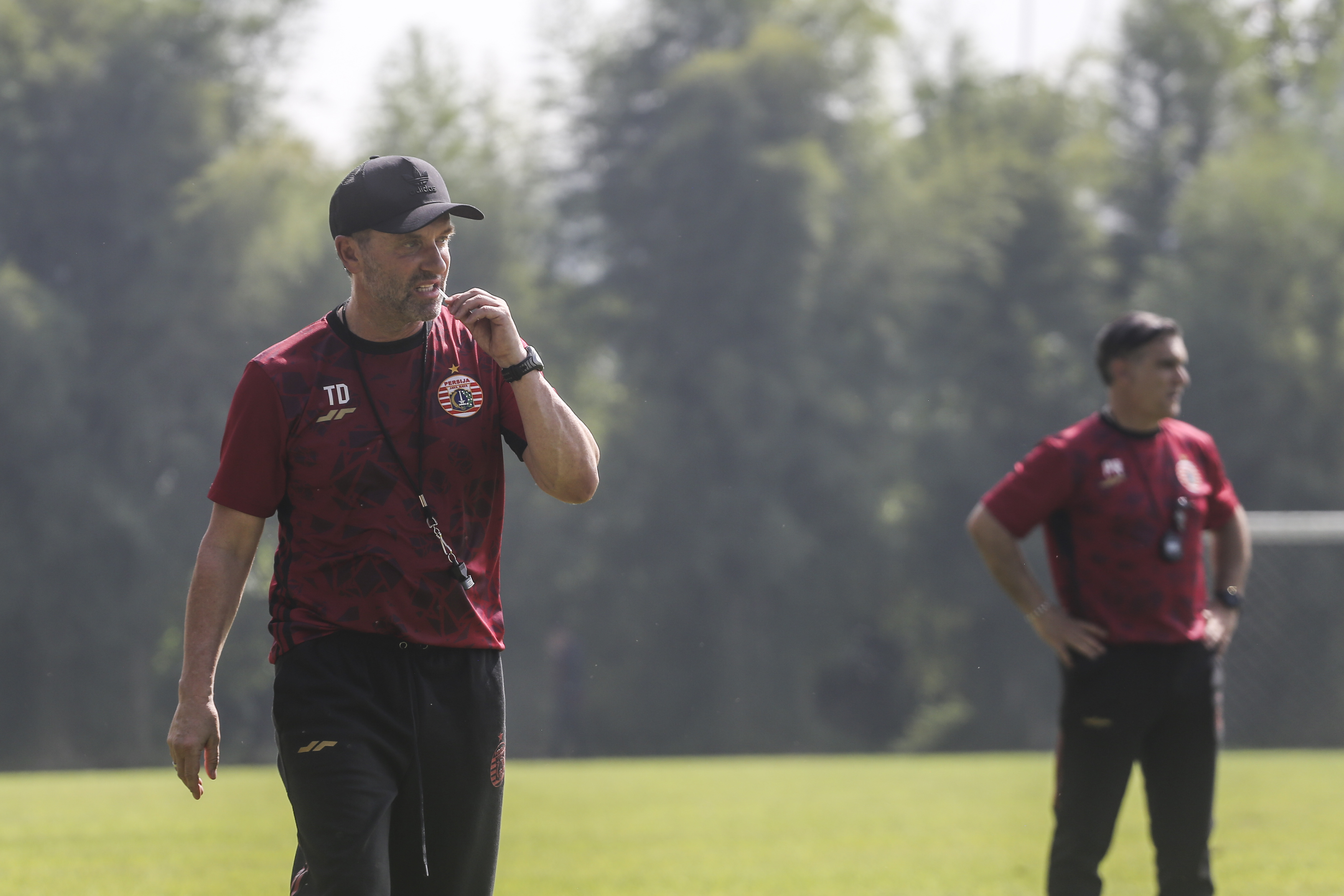 Pelatih Persija Thomas Doll memimpin latihan klub Liga 1 itu.