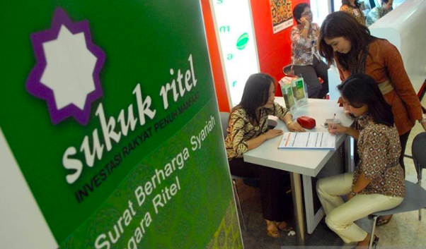 Ilustrasi - Beberapa calon pembeli berkonsultasi tentang pembelian di sebuah gerai agen penjual Sukuk Ritel