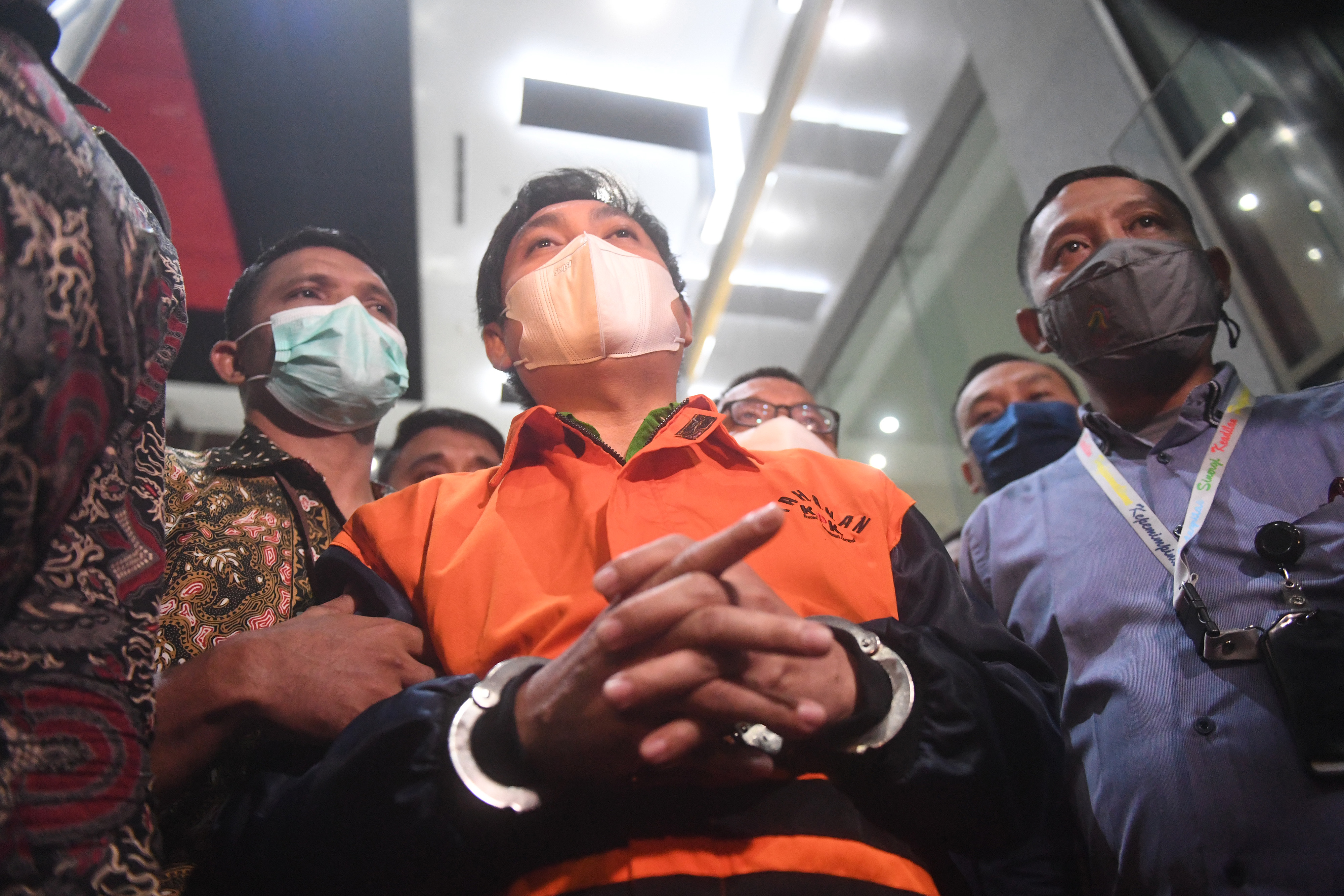 Tersangka kasus dugaan suap izin usaha pertambangan di Tanah Bumbu Mardani H Maming (tengah) mengenakan rompi tahanan.