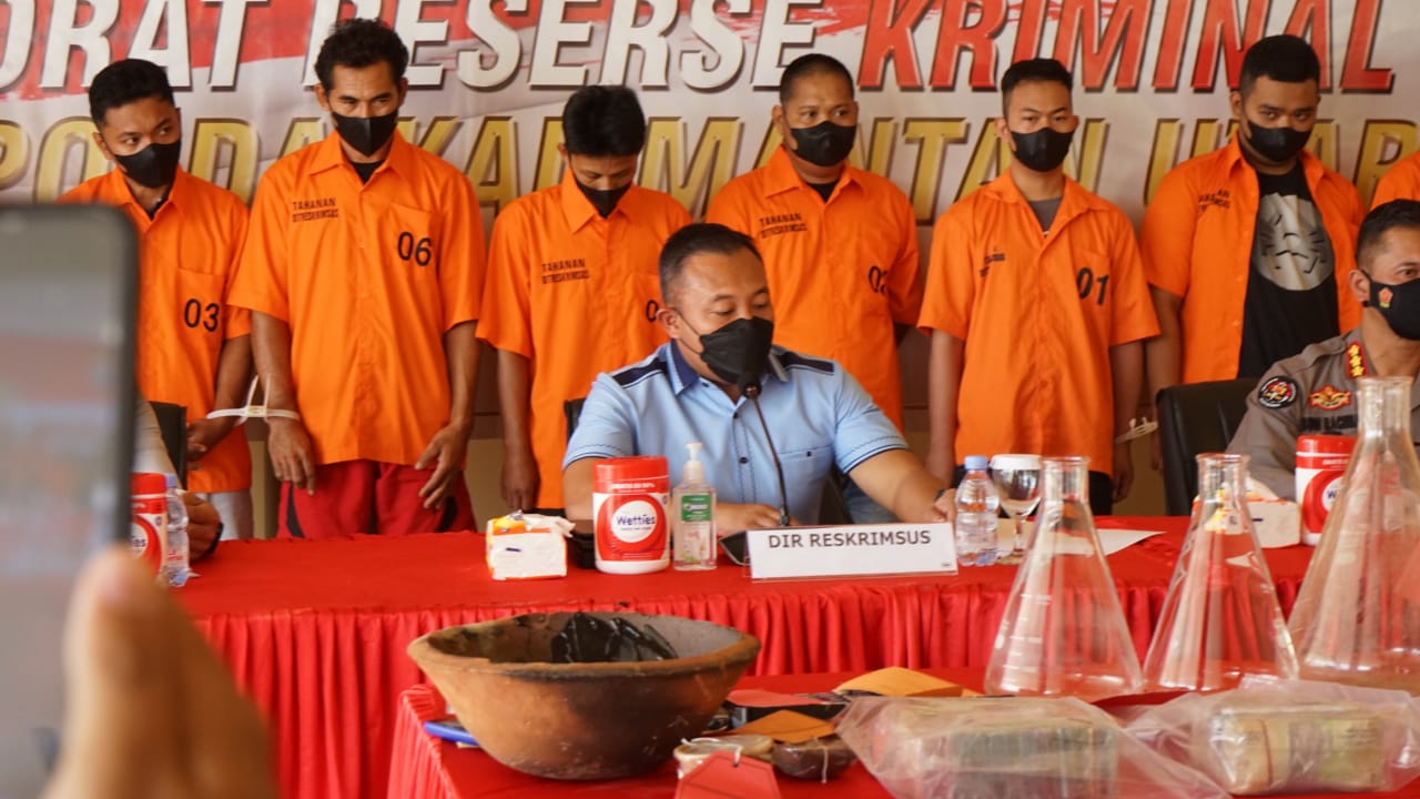 Konfrensi pers penetapan Briptu Hasbudi oleh Direktur Reserse Kriminal Umum  Polda Kaltara Kombes Hendy F Kurniawanan