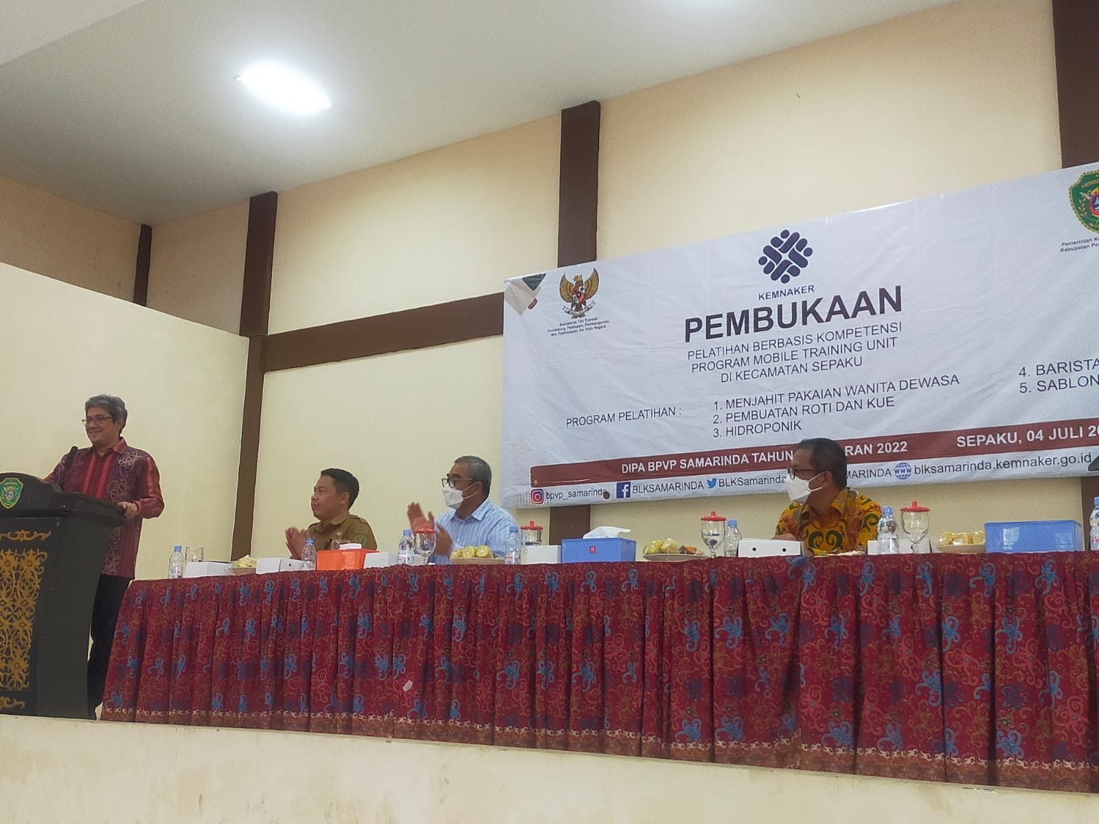 Wakil Kepala Otorita Ibu Kota Nusantara (OIKN) Dhony Rahajoe (kiri) saat pembukaan kegiatan pelatihan peningkatan kompetensi masyarakat