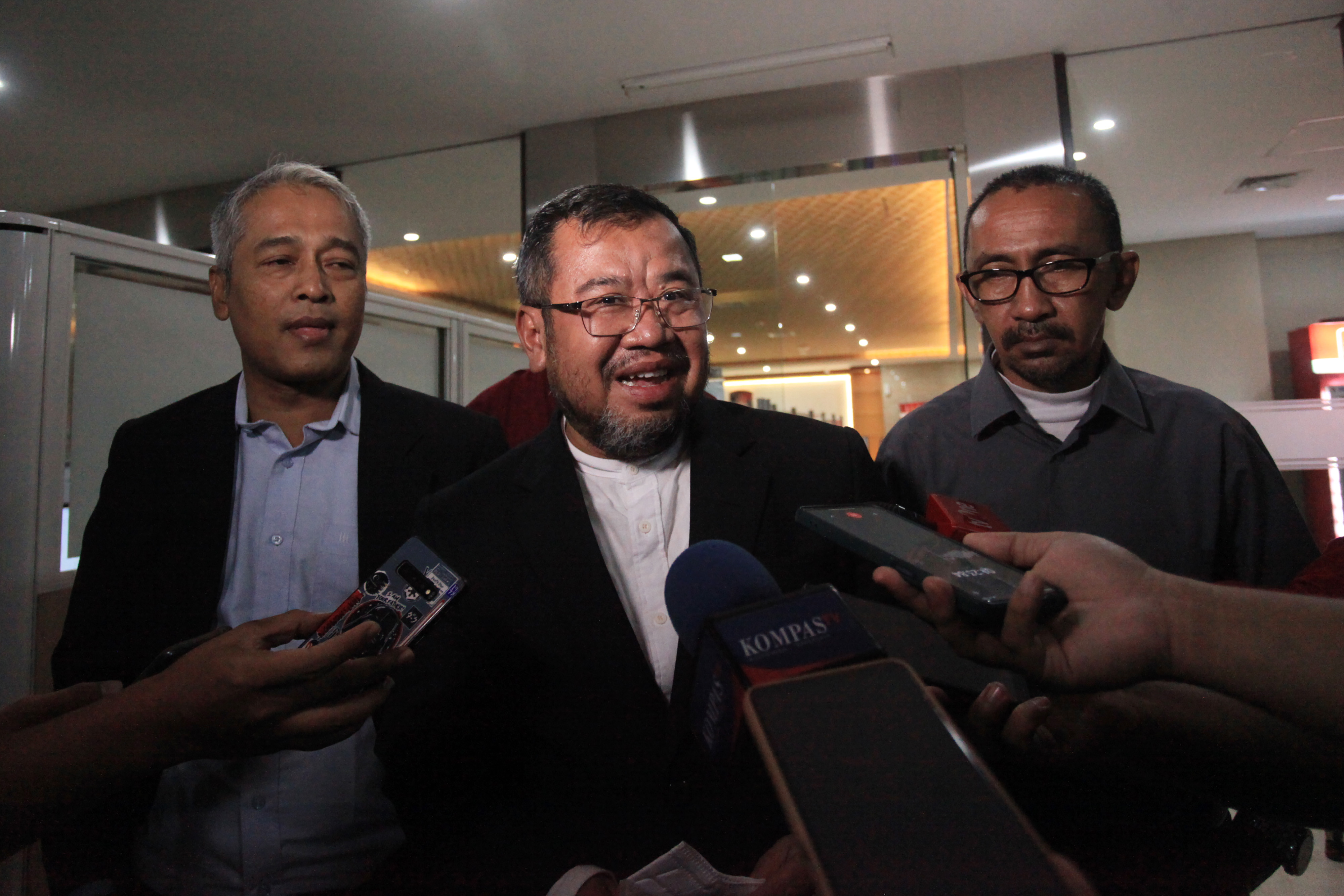 Mantan Presiden Aksi Cepat Tanggap (ACT) Ahyudin (tengah) 