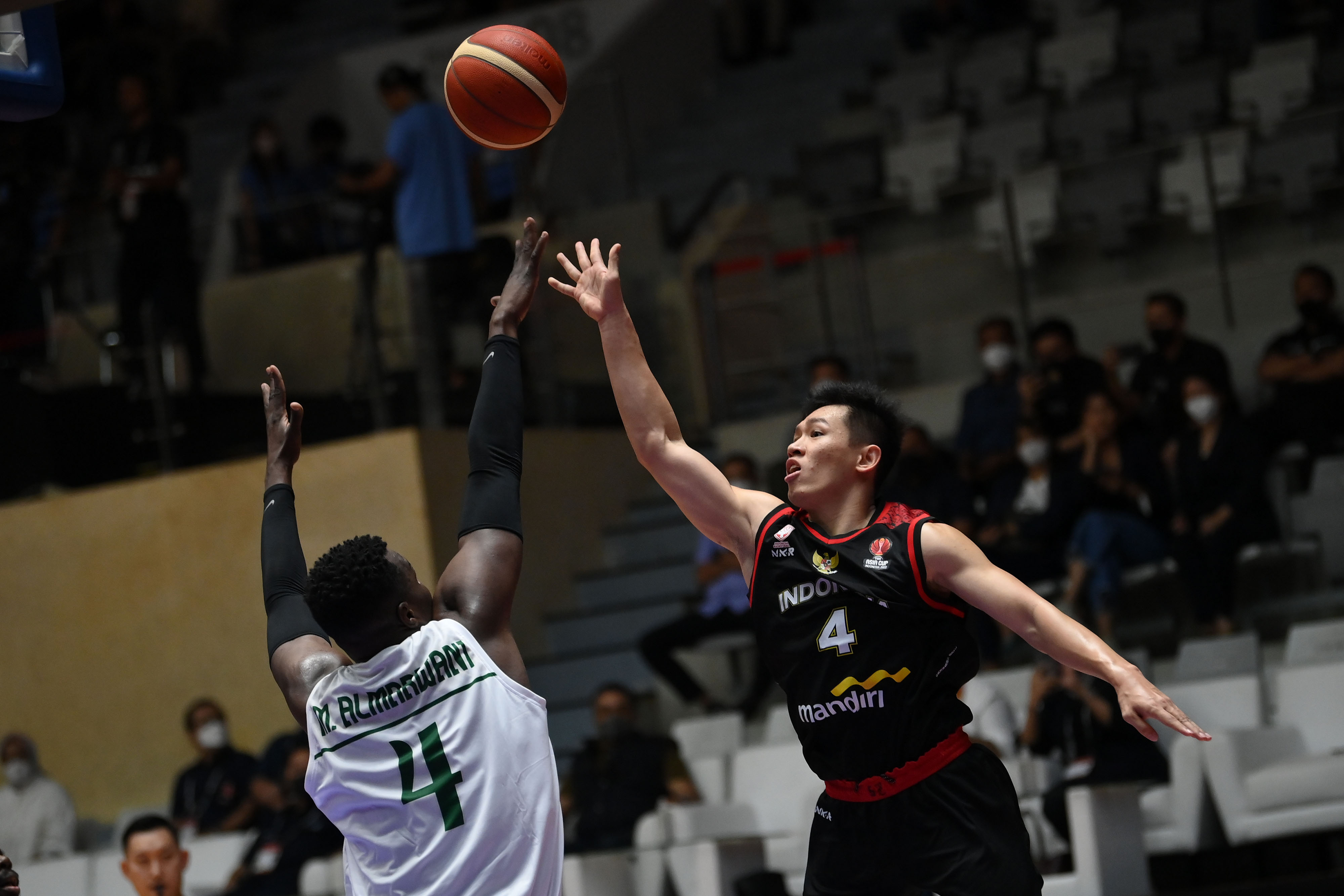 Laga antara Indonesia dan Arab Saudi di FIBA Asia Cup.