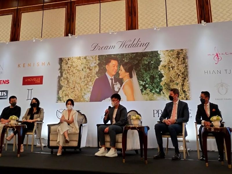 Pasangan Wisvici Yosua dan Yohana Trissya (tengah) dalam konfrensi pers Dream Wedding, 11/7.