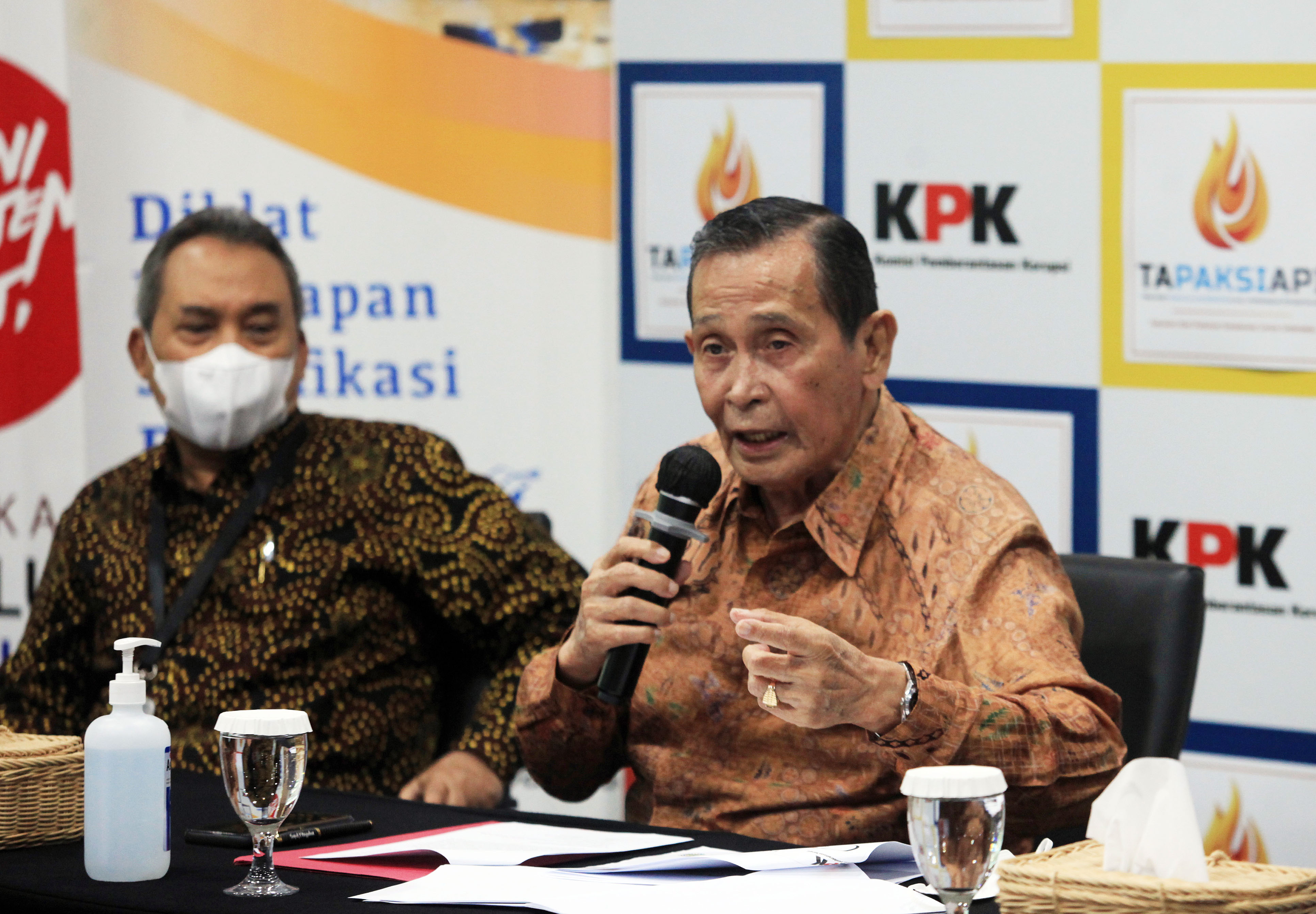 Ketua Dewan Pengawas (Dewas) KPK Tumpak Hatorangan Panggabean (kanan), didampingi Anggota Dewas KPK Syamsuddin Haris