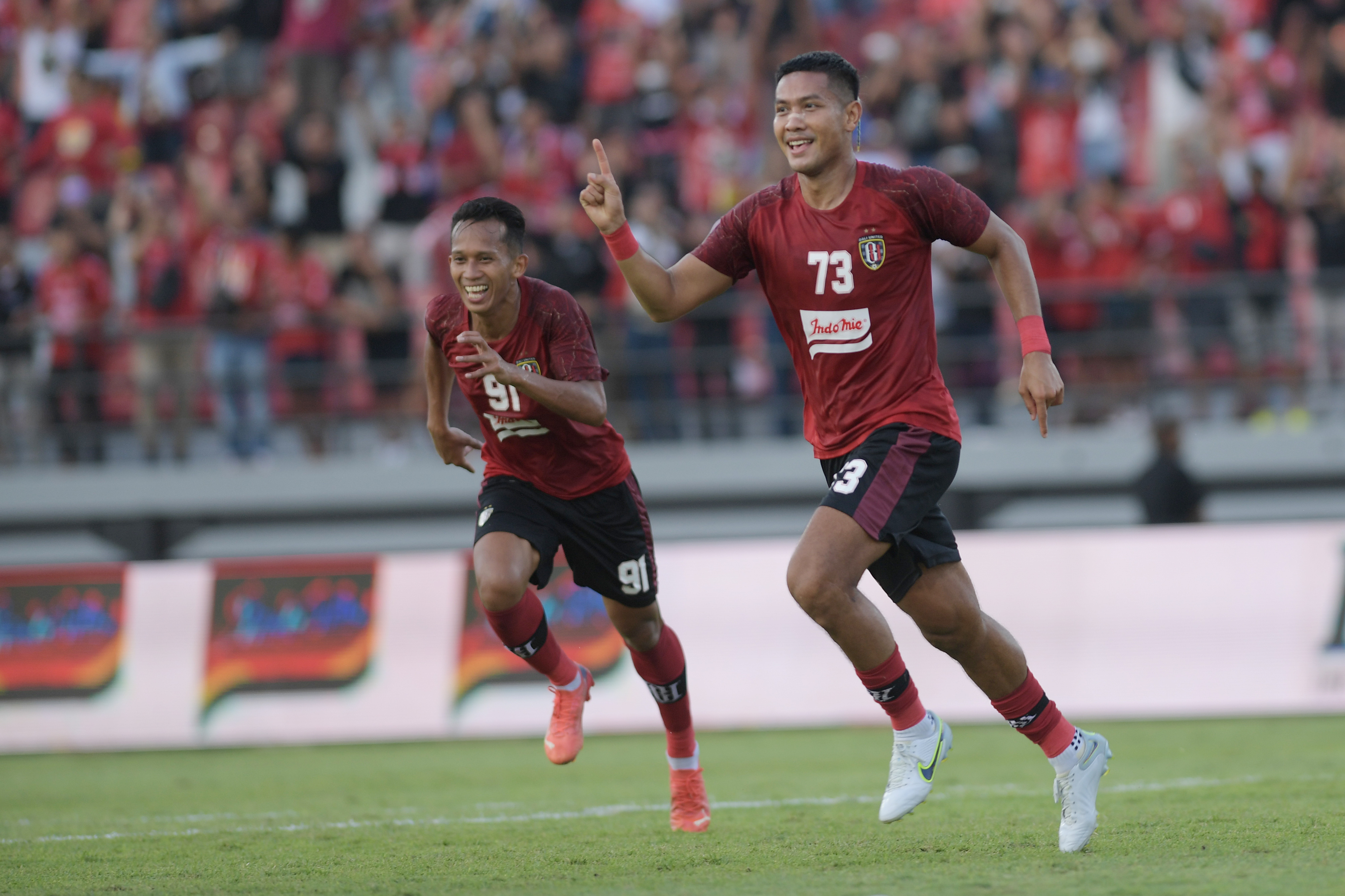 Pesepak bola Bali United Jajang Mulyana (kanan) berselebrasi bersama rekannya Rahmat