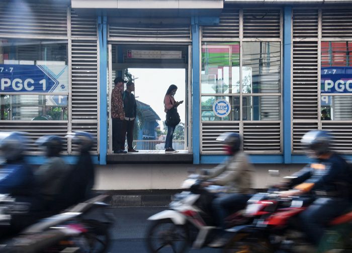 Pengendara melintas depan halte busway PGC. 