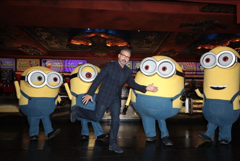 Aktor Steve Carell bersama karakter Minions saat menghadiri pemutaran perdana film Minions 2: Rise of Gru.