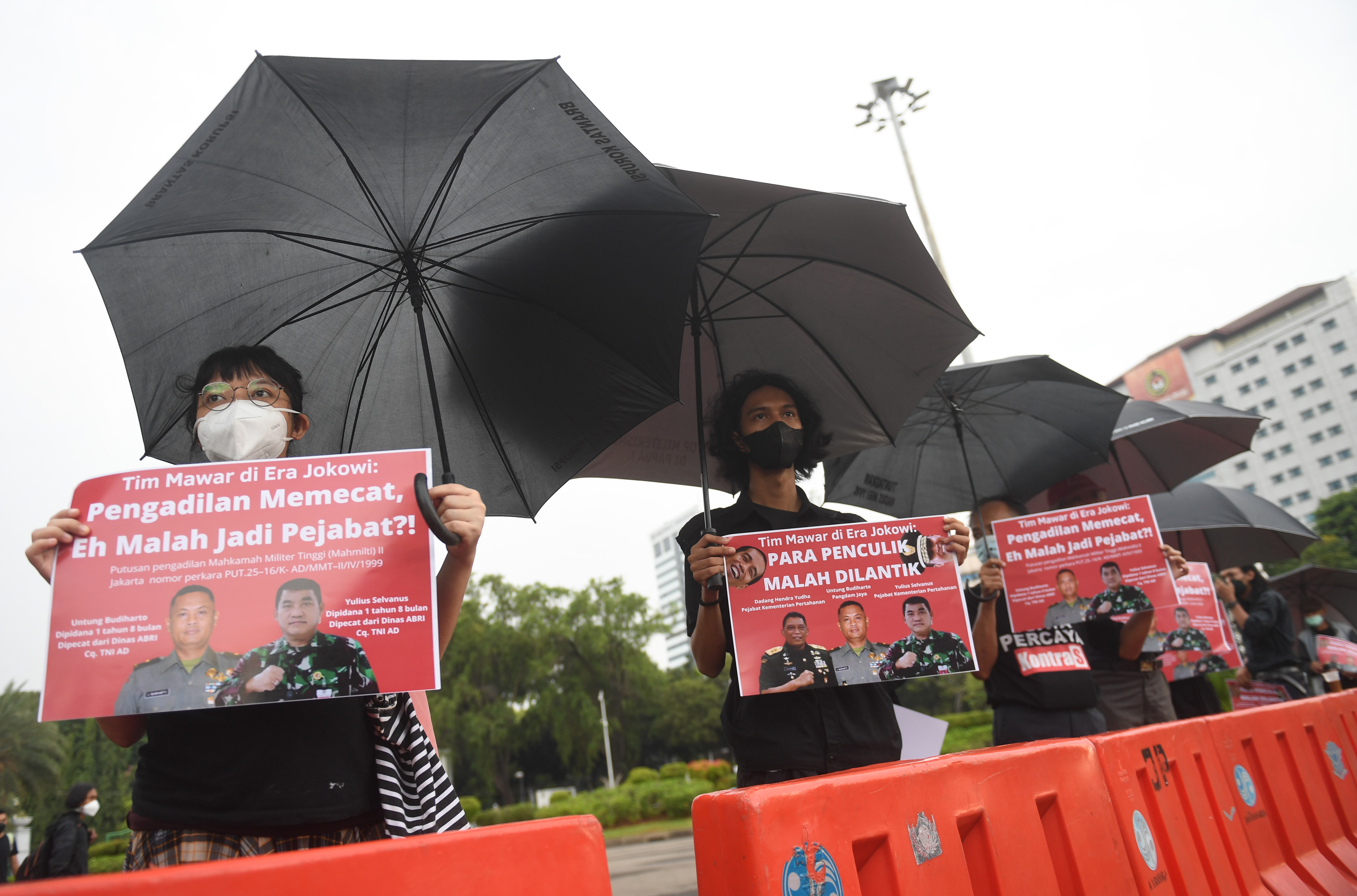 Aktivis menggelar aksi protes yang menuntut pemerintah untuk menuntaskan pelanggaran HAM di masa lalu.