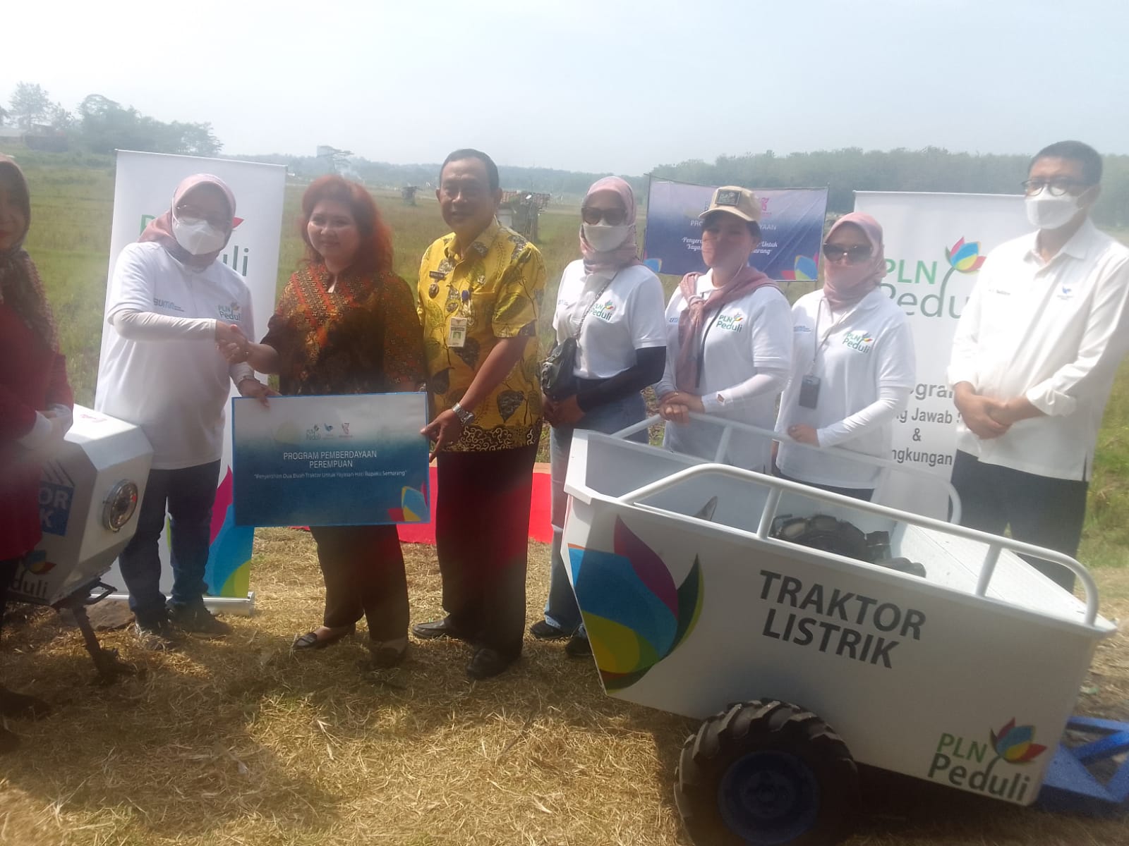 Ketua Srikandi PLN Chairani Rahmatullah menyerahkan bantuan