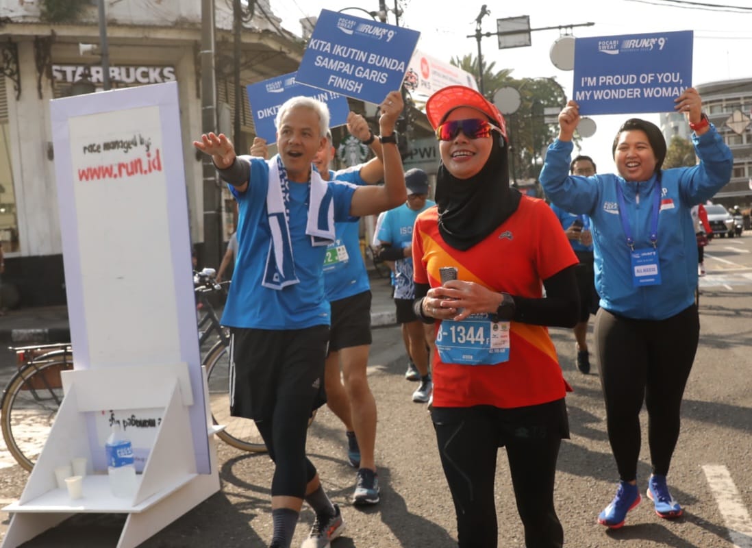 Gubernur Jateng Ganjar Pranowo memberikan Semangat pada sang Istri, Siti Atikoh di ajang Pocari Sweat Run kelas Full Marathon