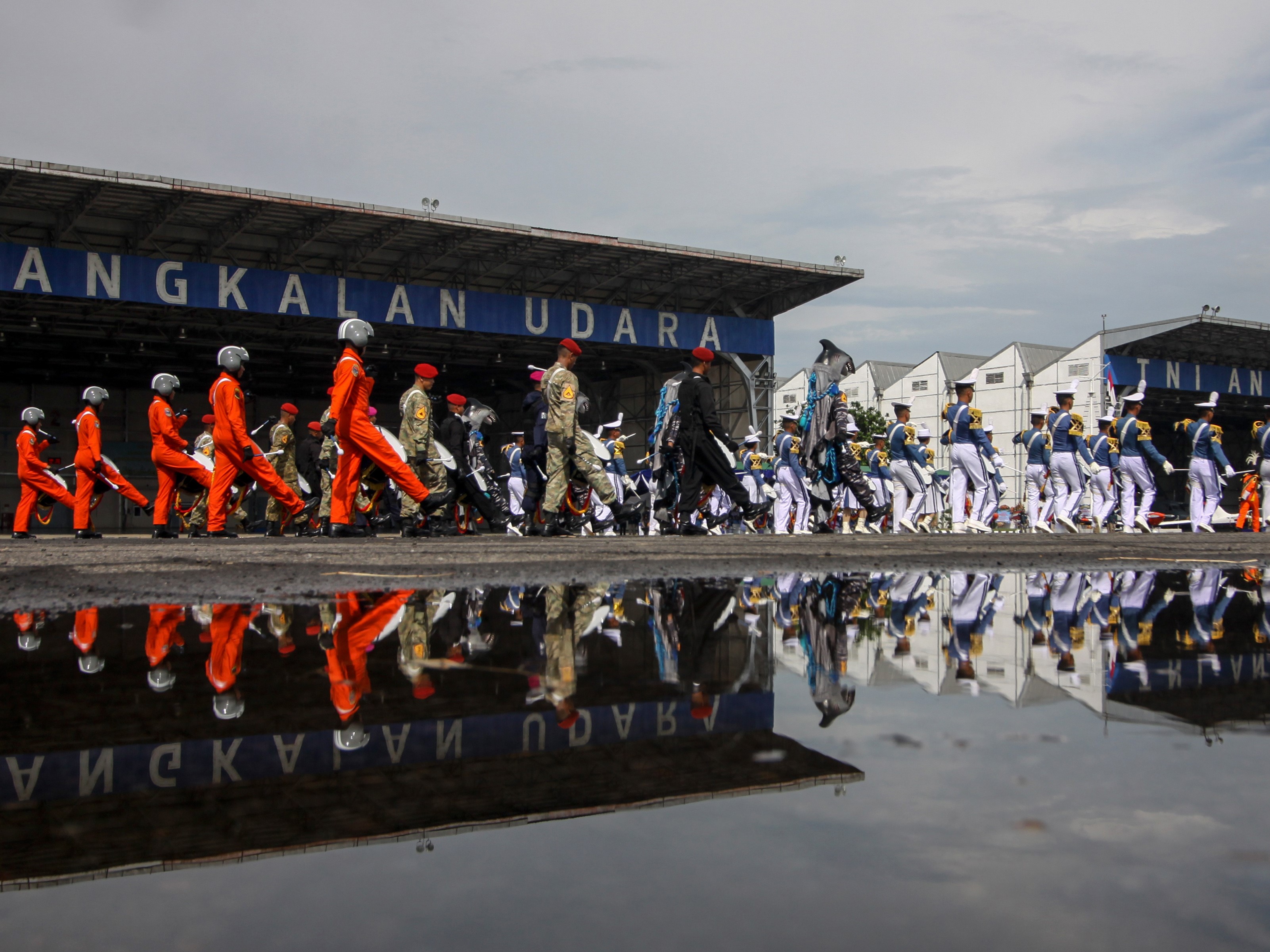 Genderang Suling (GS) Gita Jala Taruna Akademi Angkatan Laut (AAL) beraksi saat Upacara HUT ke-66 Penerbangan TNI AL.