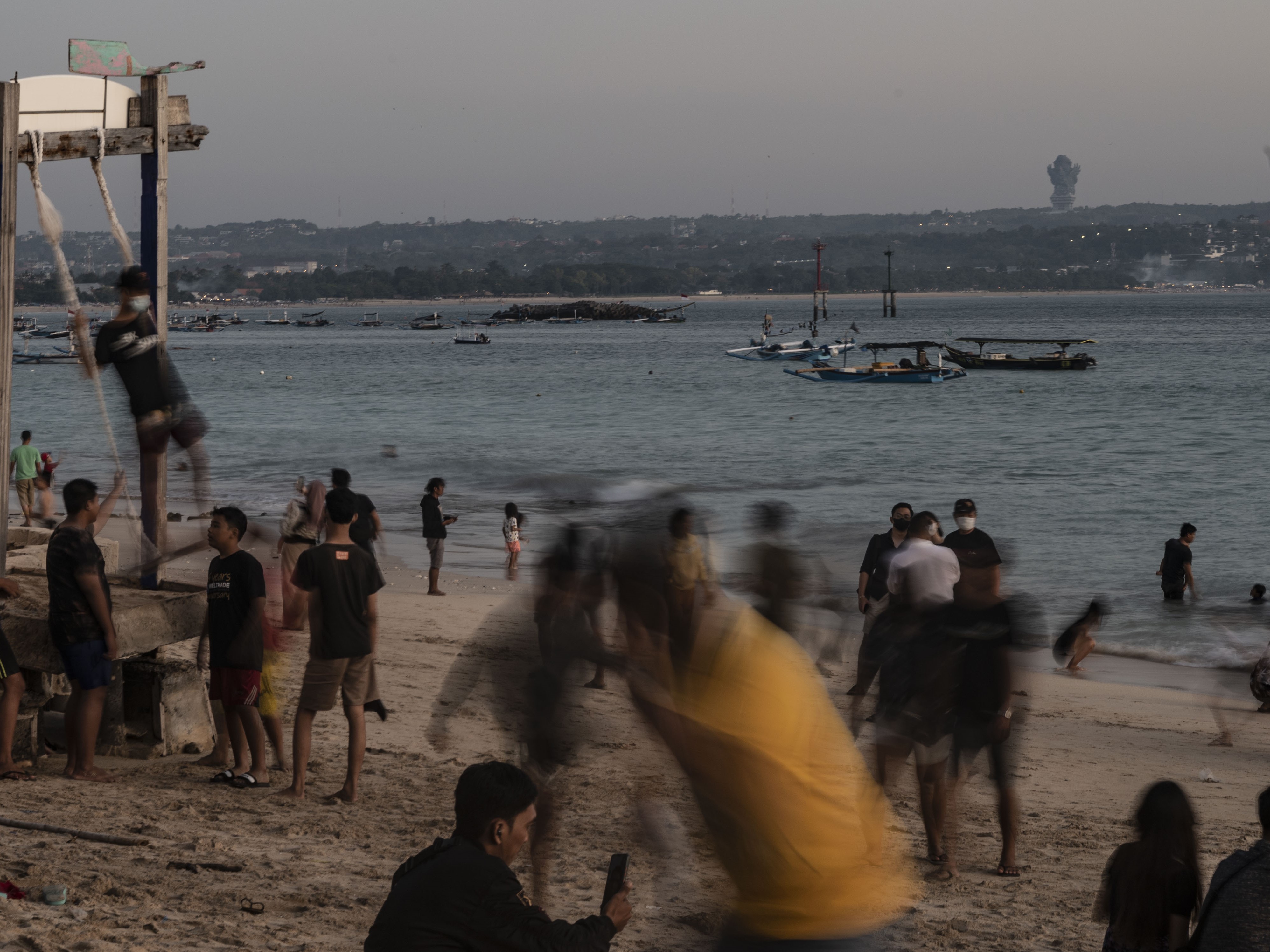 Wisatawan mengunjungi Pantai Kelan di Bali, Minggu (22/5/2022).