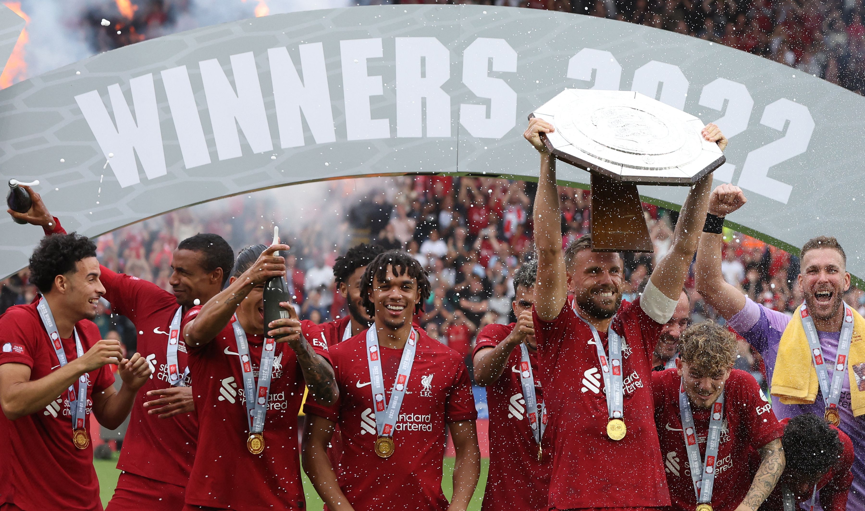 Pemain Liverpool mengangkat trofi Community Shield 2022, setelah menang atas Manchester City dengan kedudukan 3-1 di Stadion King Power, Le