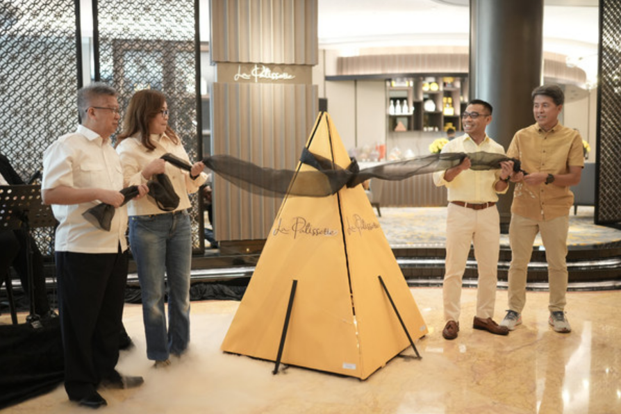 Pembukaan toko kue La Patisserie di lobi Sheraton Hotel Surabaya.