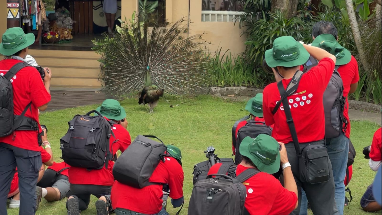  Para fotografer saat mengikuti ajang kompetisi Animal Photo Hunting di Bali Safari Park, Sabtu (30/7).