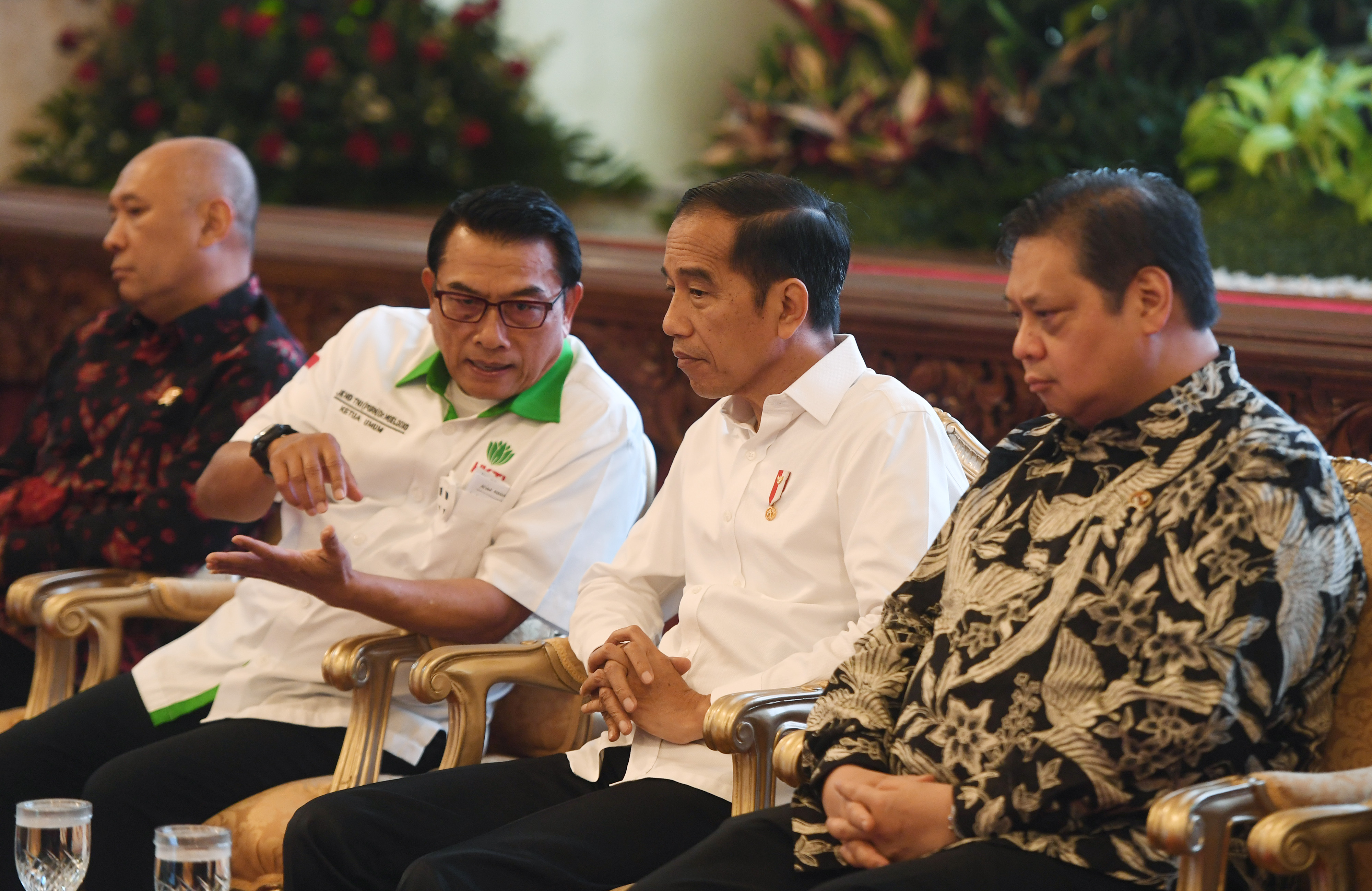 Presiden Jokowi berbincang dengan Kepala Staf Kepresidenan Moeldoko sebelum pandemi covid-19.