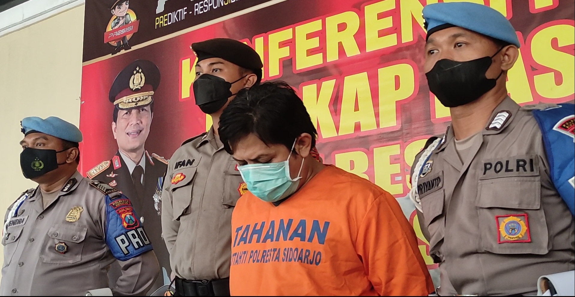 Polisi mengungkap pelaku pembunuhan istri siri yang sempat buron selama sepekan di Mapolres Kota Sidoarjo, Jawa Timur, Sabtu (23/7).