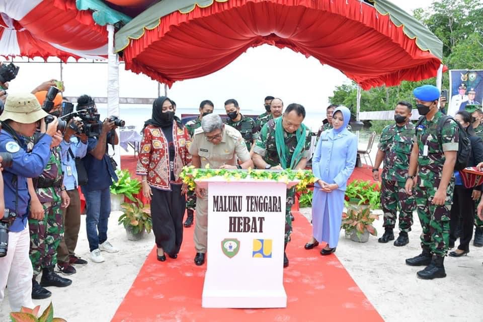 Kepala Staf TNI Angkatan Udara Marsekal TNI Fadjar Prasetyo, S.E., M.P.P., CSFA saat meresmikan destinasi wisata Pantai Famur.