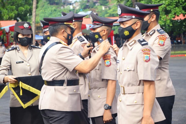 Kapolda Sulawesi Utara Irjen Mulyatno melantik siswa SPN menjadi anggota Polri