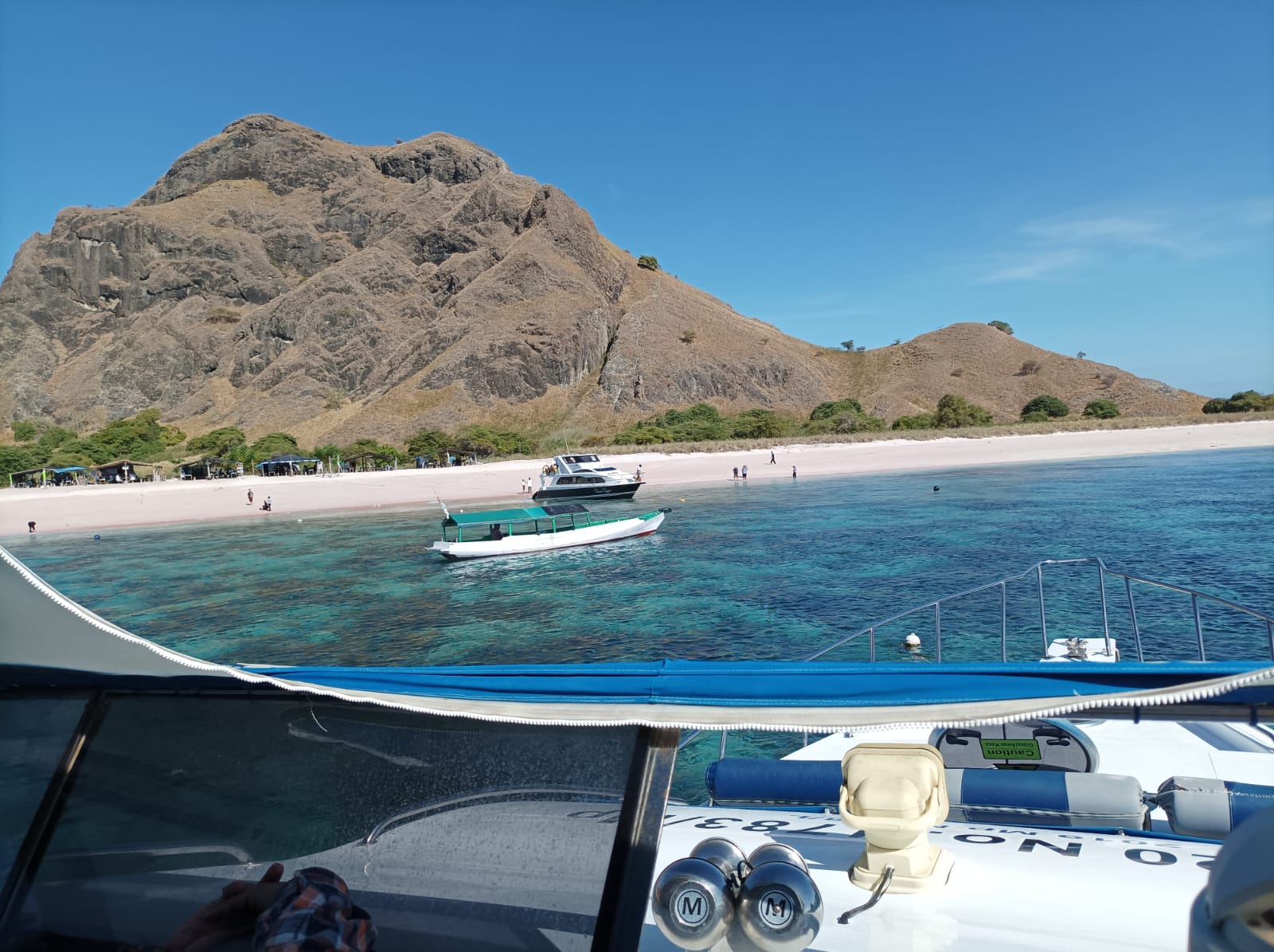 Pantai Pink Beach menjadi lokasi yang dikunjungi delegasi G20. 