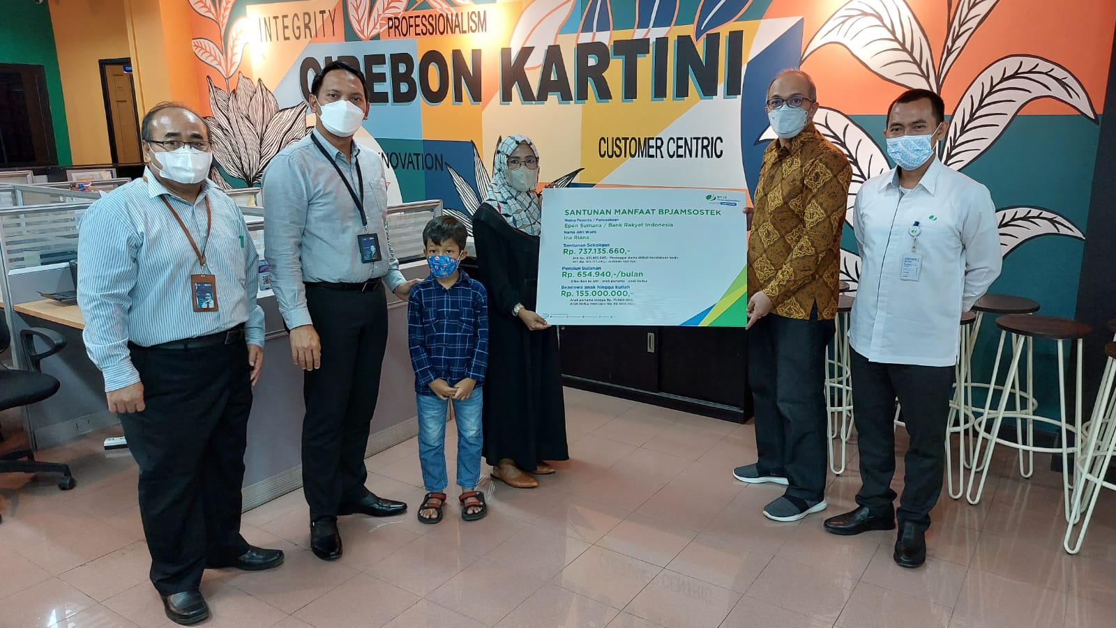 Acara penyerahan santunan BPJS Ketenagakerjaan kepada ahli waris almarhum Epen Sumana di BRI Kantor Cabang Cirebon Kartini, Senin (11/7).