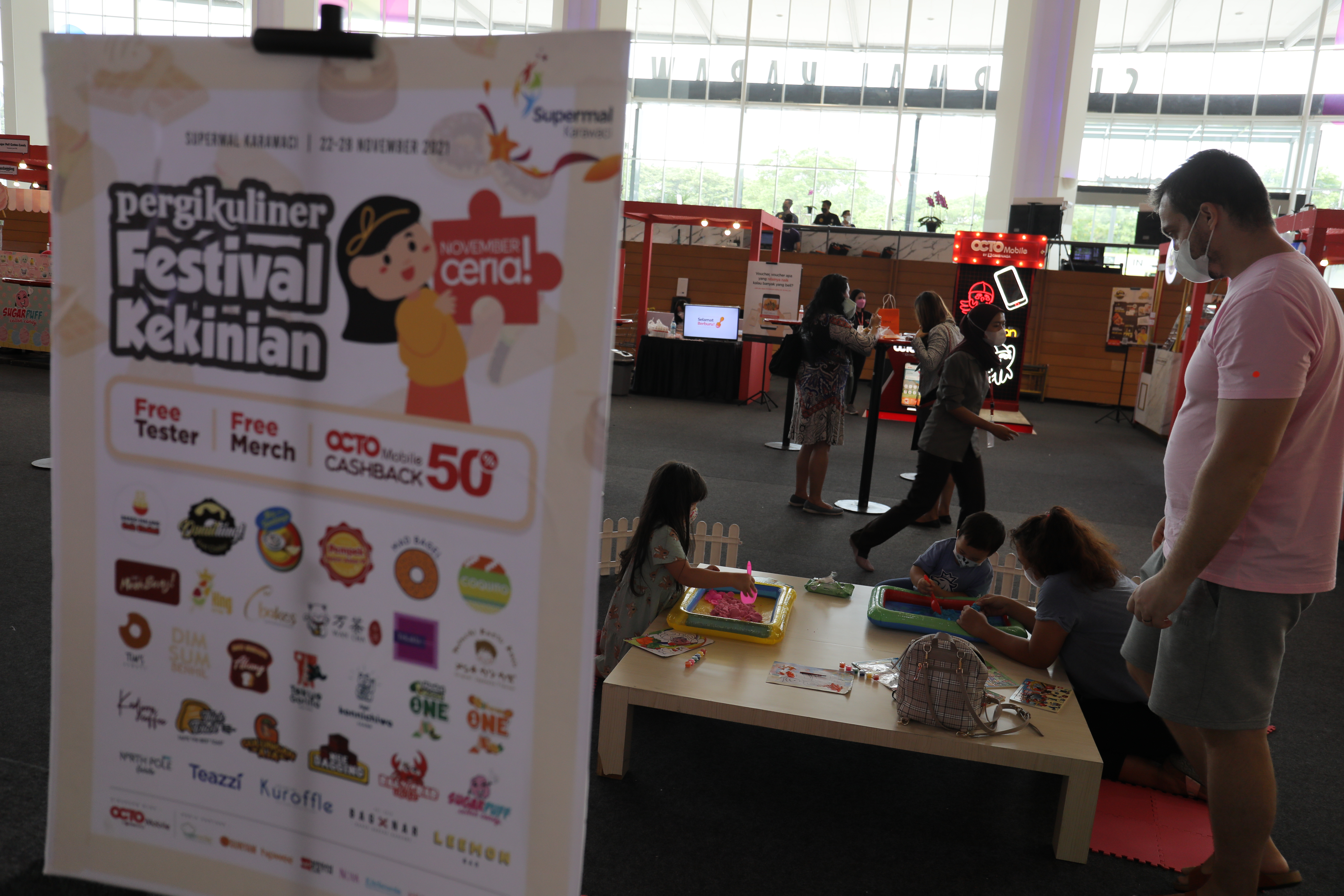 Festival kuliner di Lippo Karawaci. LPKR berkomitmen memberikan kualitas terbaik bagi pembeli rumah pertama. 