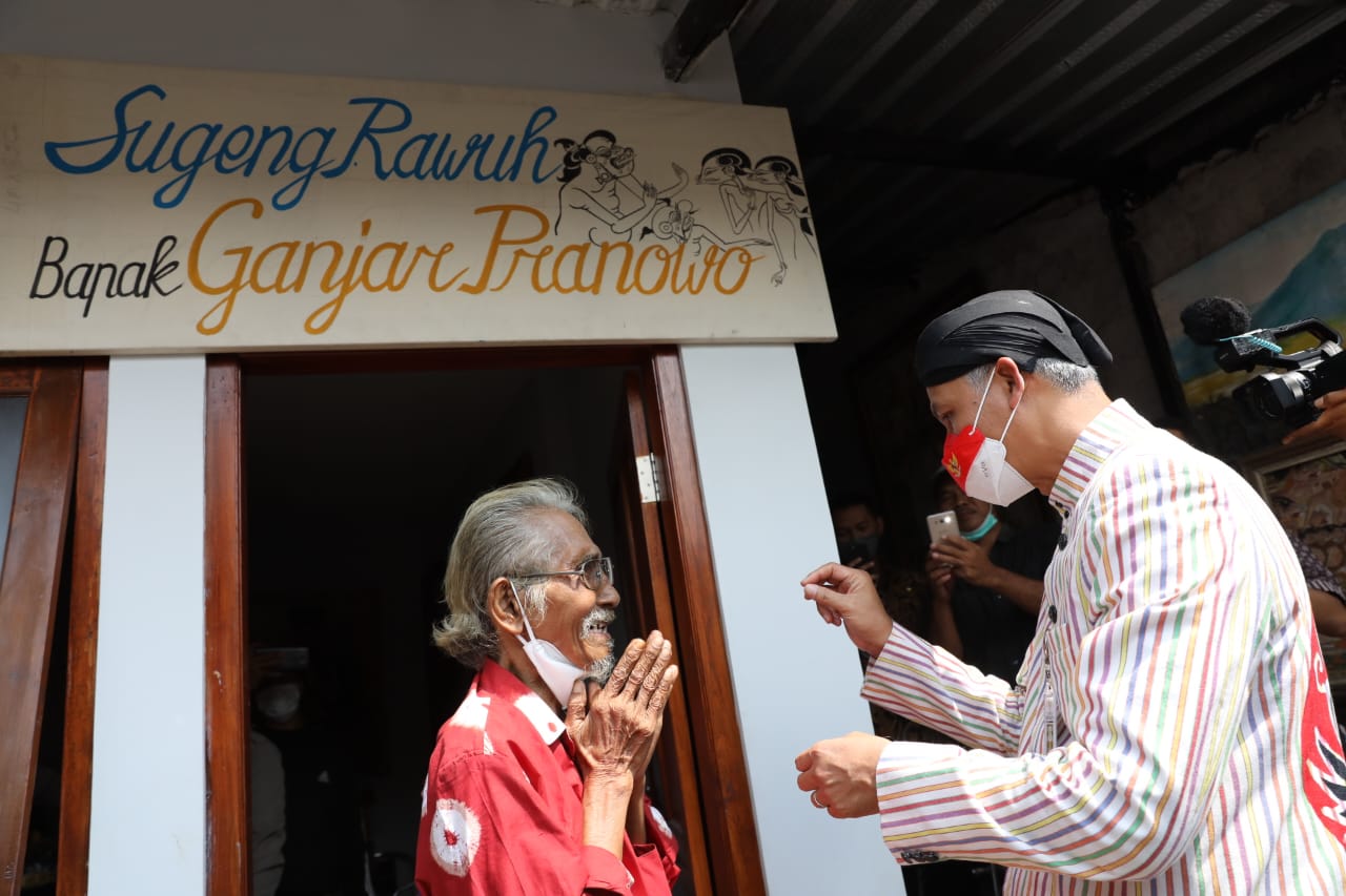 Gubernur Jateng Ganjar Pranowo (kanan) berkunjung ke Lokananta