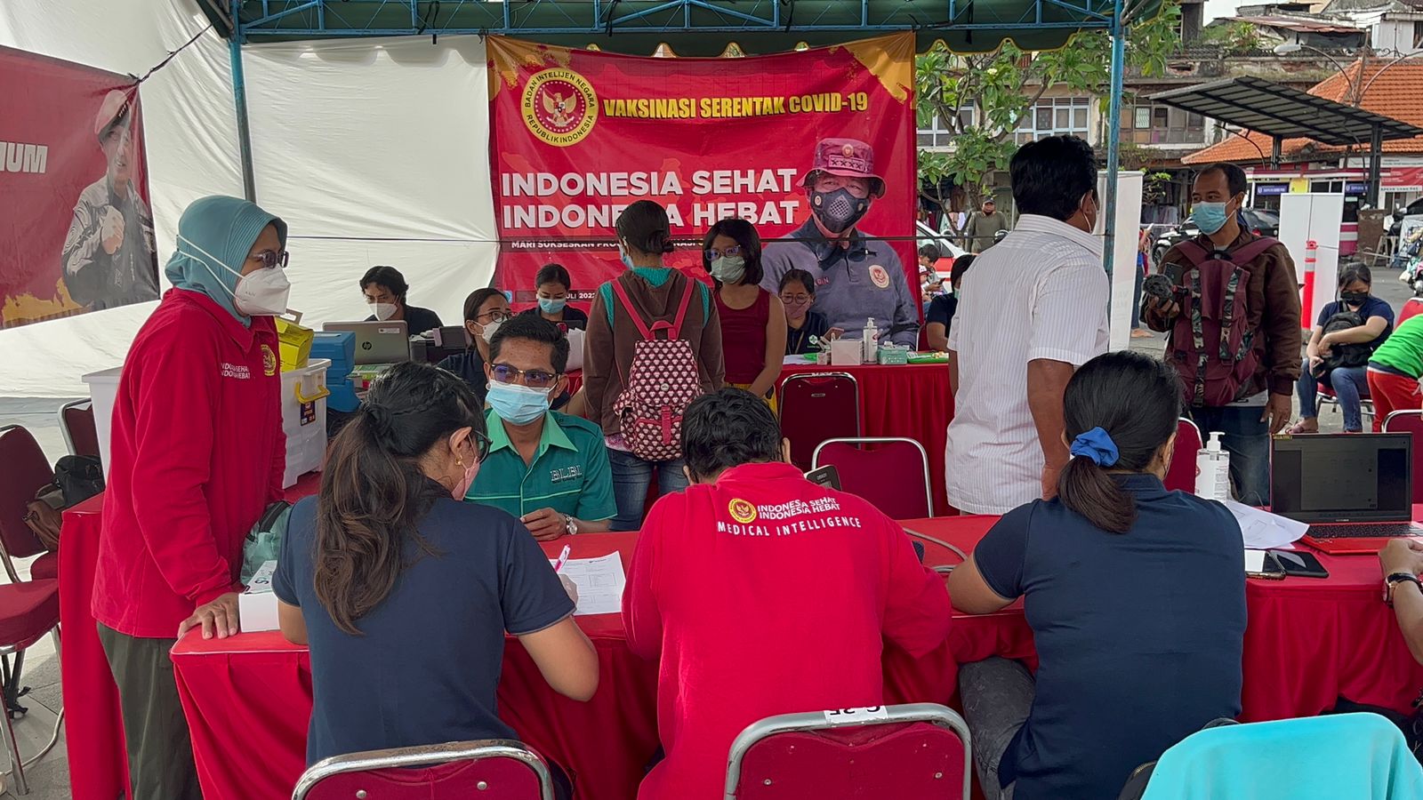 Warga mengikuti vaksinasi covid-19 dosis booster di Pasar Badung, Denpasar, Bali.