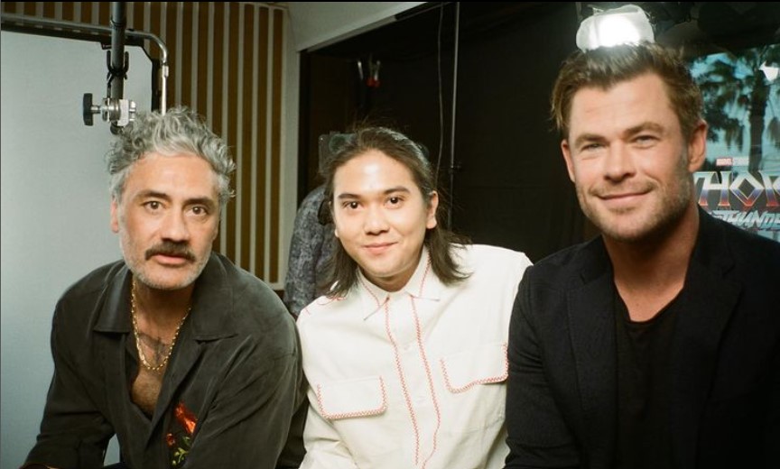 Aktor Iqbaal Ramadhan (tengah) berfoto bersama dengan Taika Waititi (kiri) dan Chris Hemsworth.