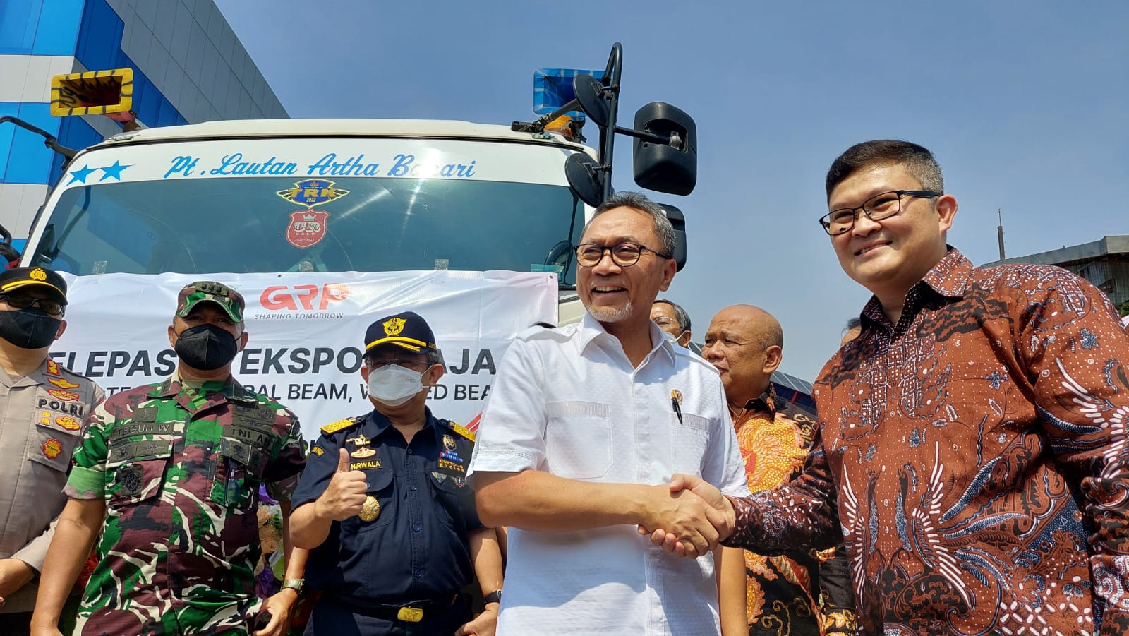 Mendag Zulkifli Hasan melakukan pelepasan ekspor 3.800 metrik ton baja struktur dan plat baja ke Selandia Baru. 