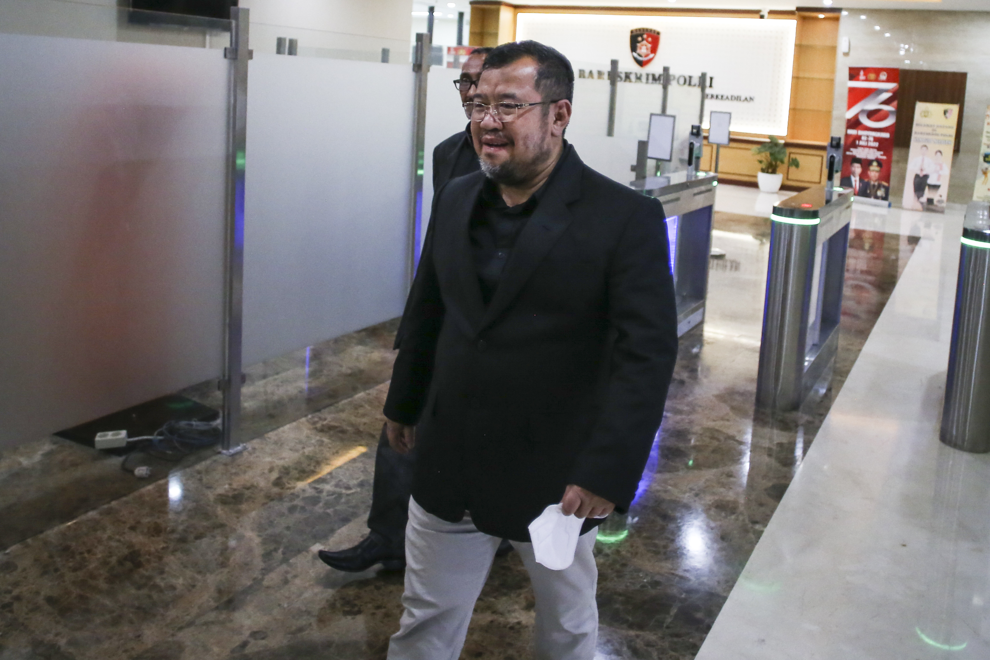 Mantan Presiden ACT Ahyudin berjalan meninggalkan ruangan usai menjalani pemeriksaan di Bareskrim Mabes Polri, Jakarta, Senin (11/7).