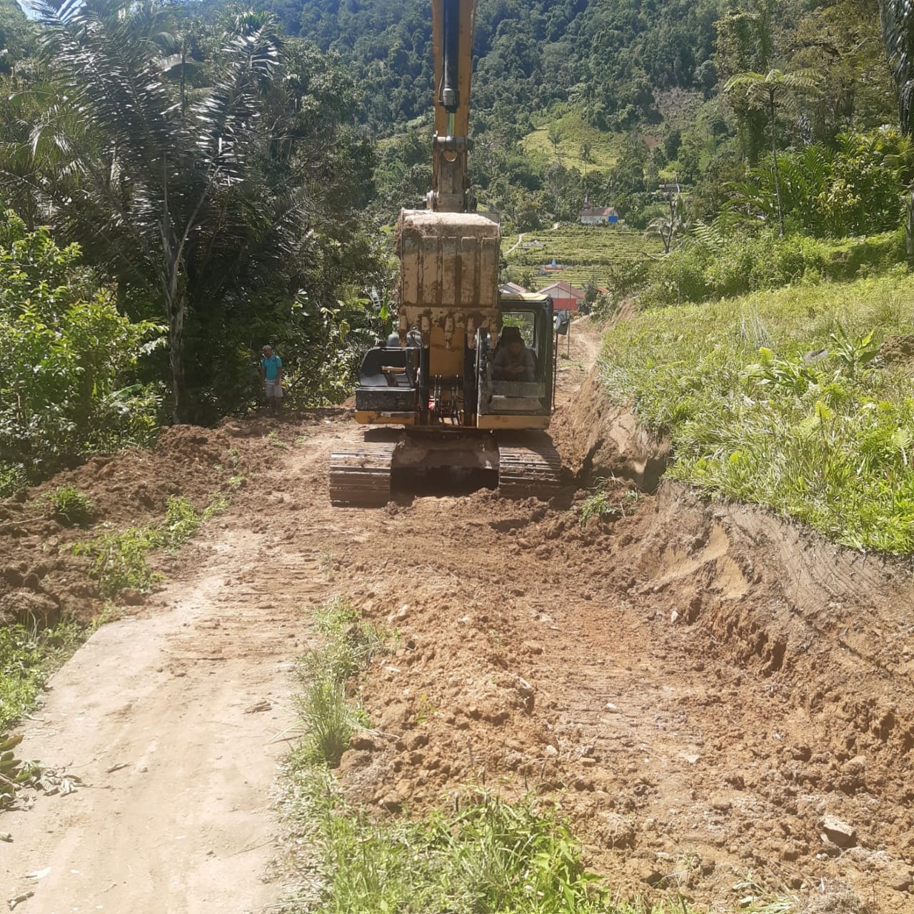 Pembangunan jalan terus dilakukan di Kabupaten Tapanuli Utara guna membuka akses perekonomian masyarakat