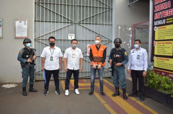 Tersangka perambah hutan Tahura di Bangka Belitung (berompi oranye).