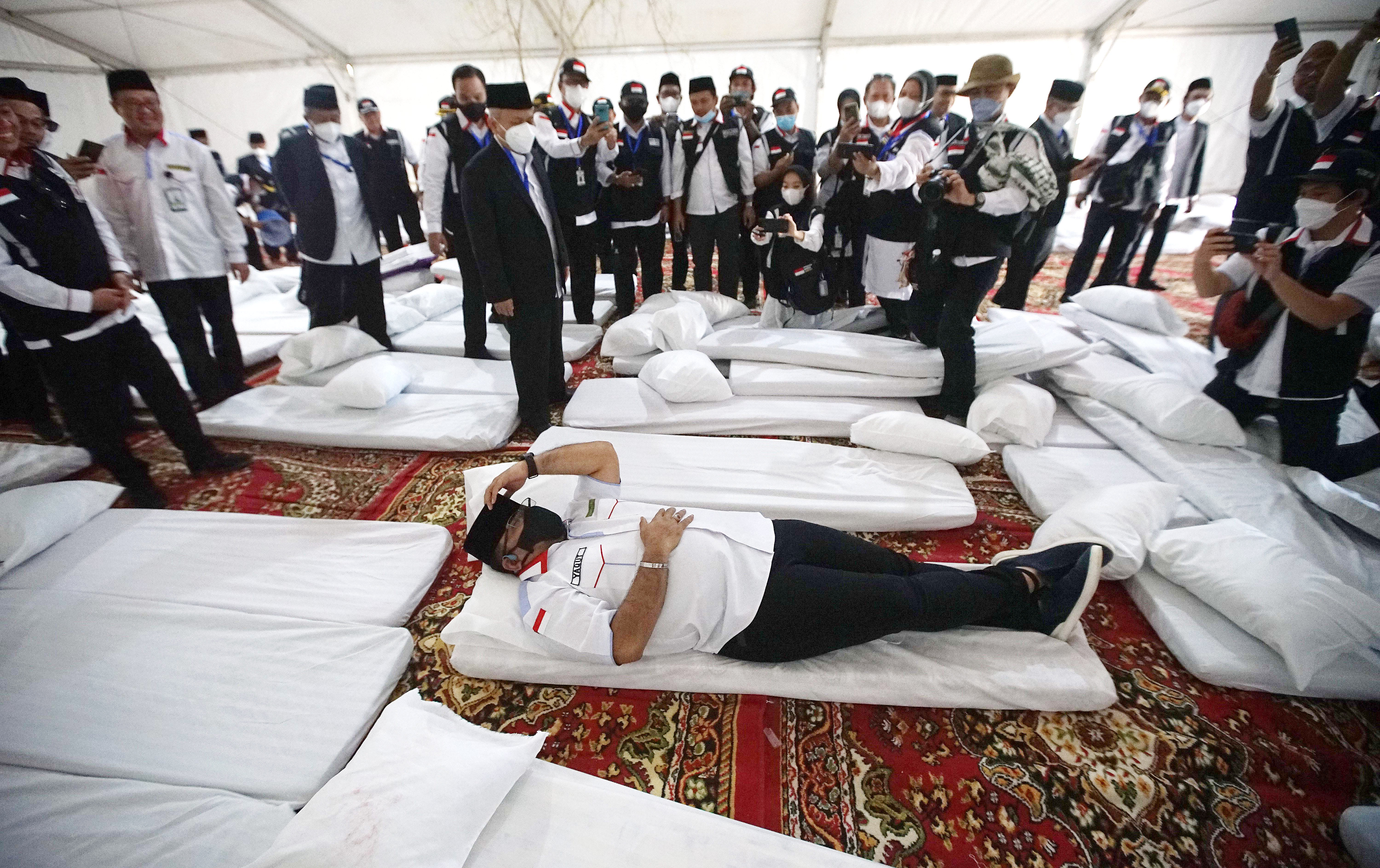 Menteri Agama Yaqut Cholil Qoumas meninjau sarana bagi jemaah haji Indonesia di tenda-tenda pemondokan di Arafah, Mekkah, Arab Saudi.