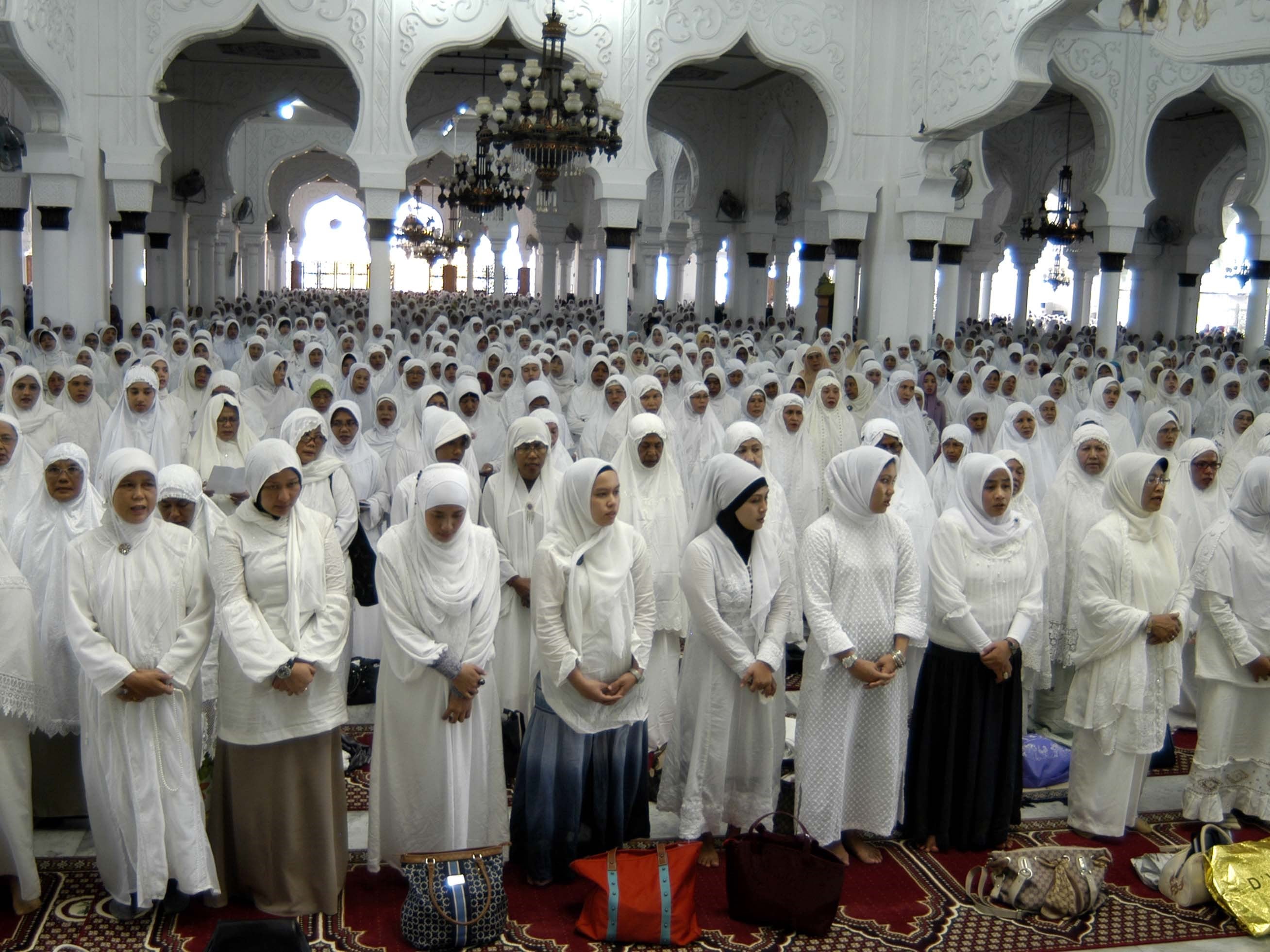 Ribuan muslimah berselawat disertai zikir di Mesjid Raya Baiturrahman, Banda Aceh, Minggu (5/2). 