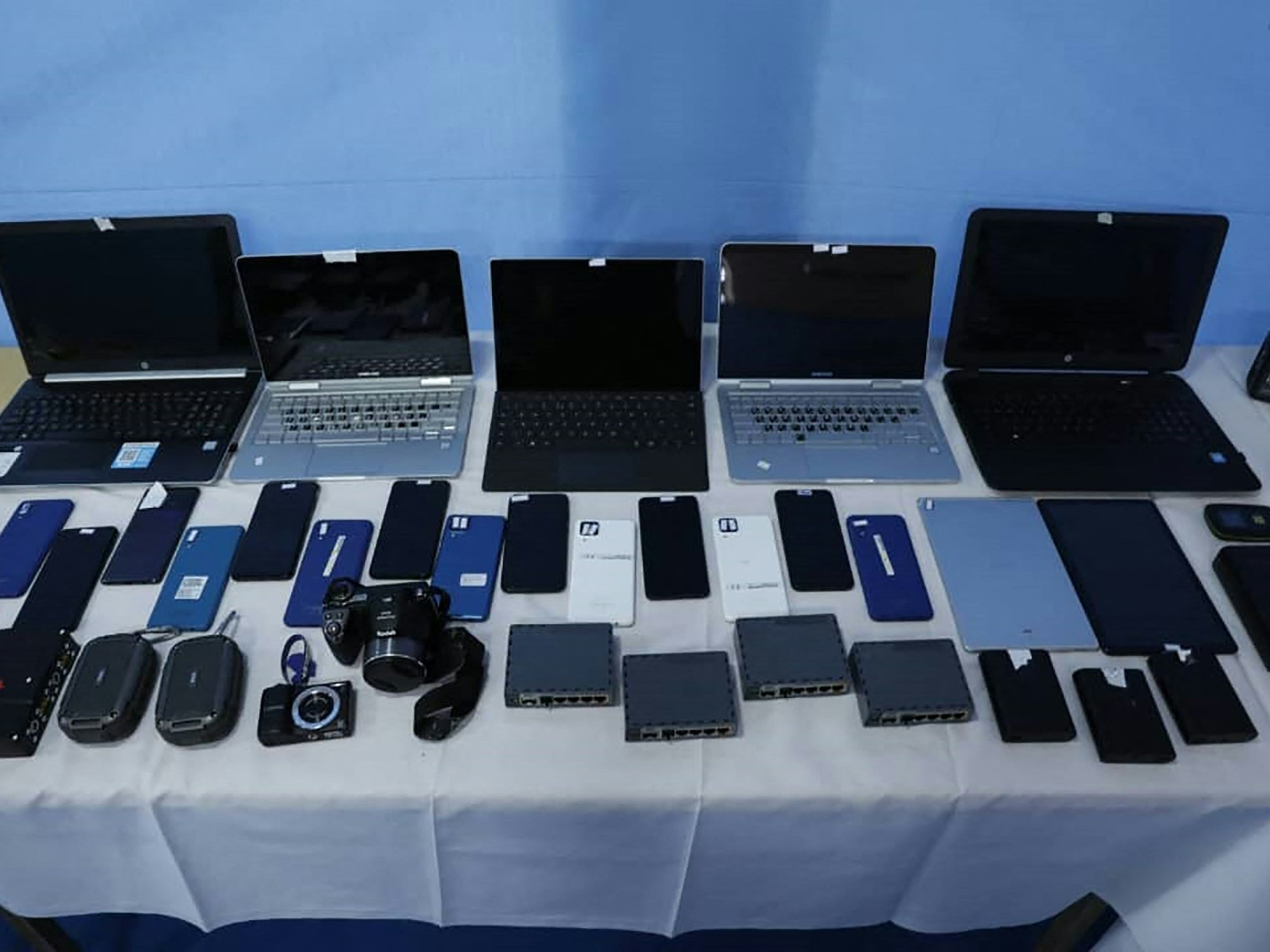 Komputer, telepon seluler, kamera, dan peralatan elektronik lain milik agen yang ditangkap Iran.