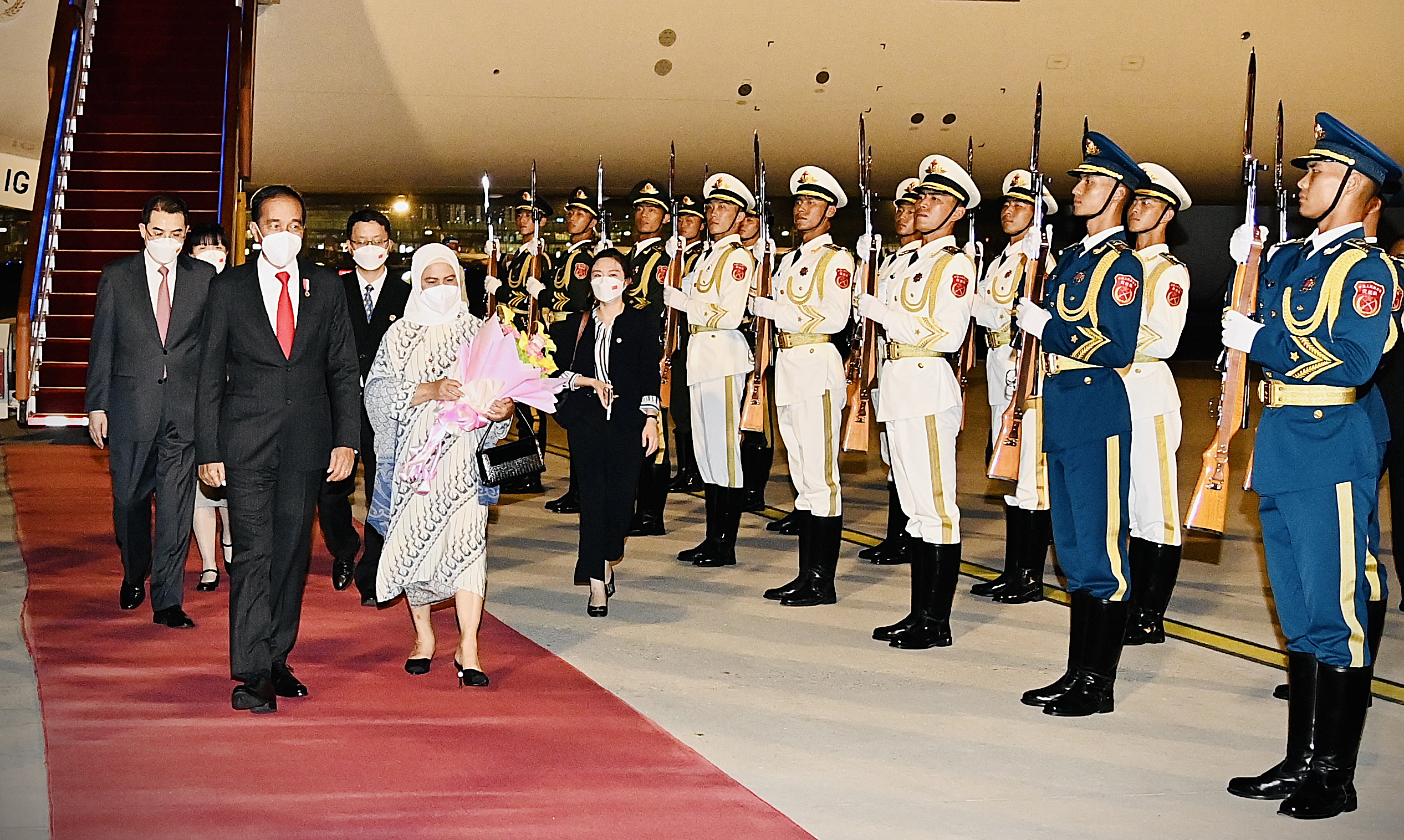 Presiden Indonesia Joko Widodo didampingi Ibu Negara Iriana Joko Widodo tiba di Beijing Capital International Airport, Tiongkok, tadi malam.