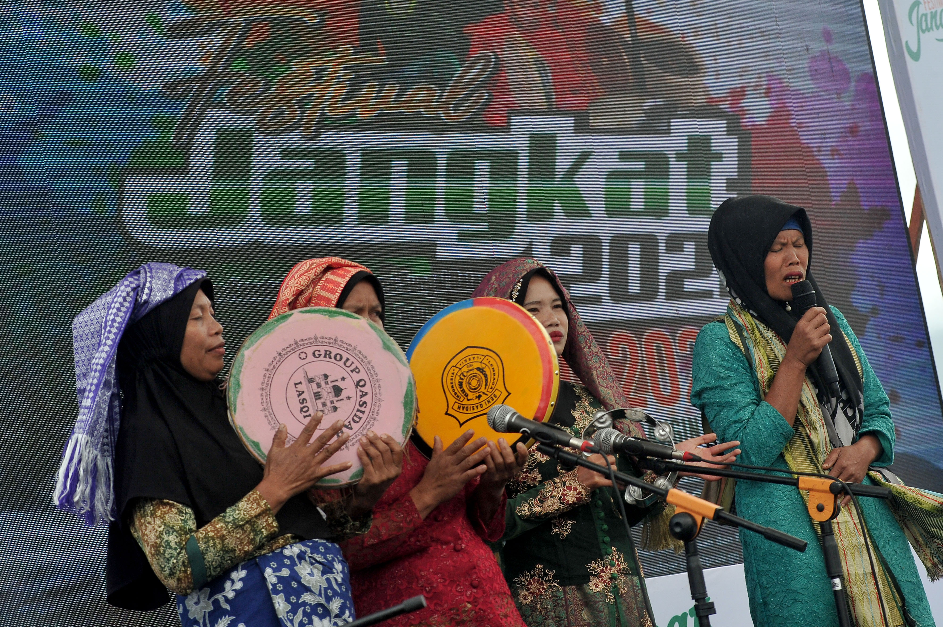  Tim Kesenian Koto Rawang mengiringi Tari Panen Kopi saat Festival Jangkat 2022 di Lubuk Pungguk, Jangkat, Merangin, Jambi, Sabtu(25/6/2022)
