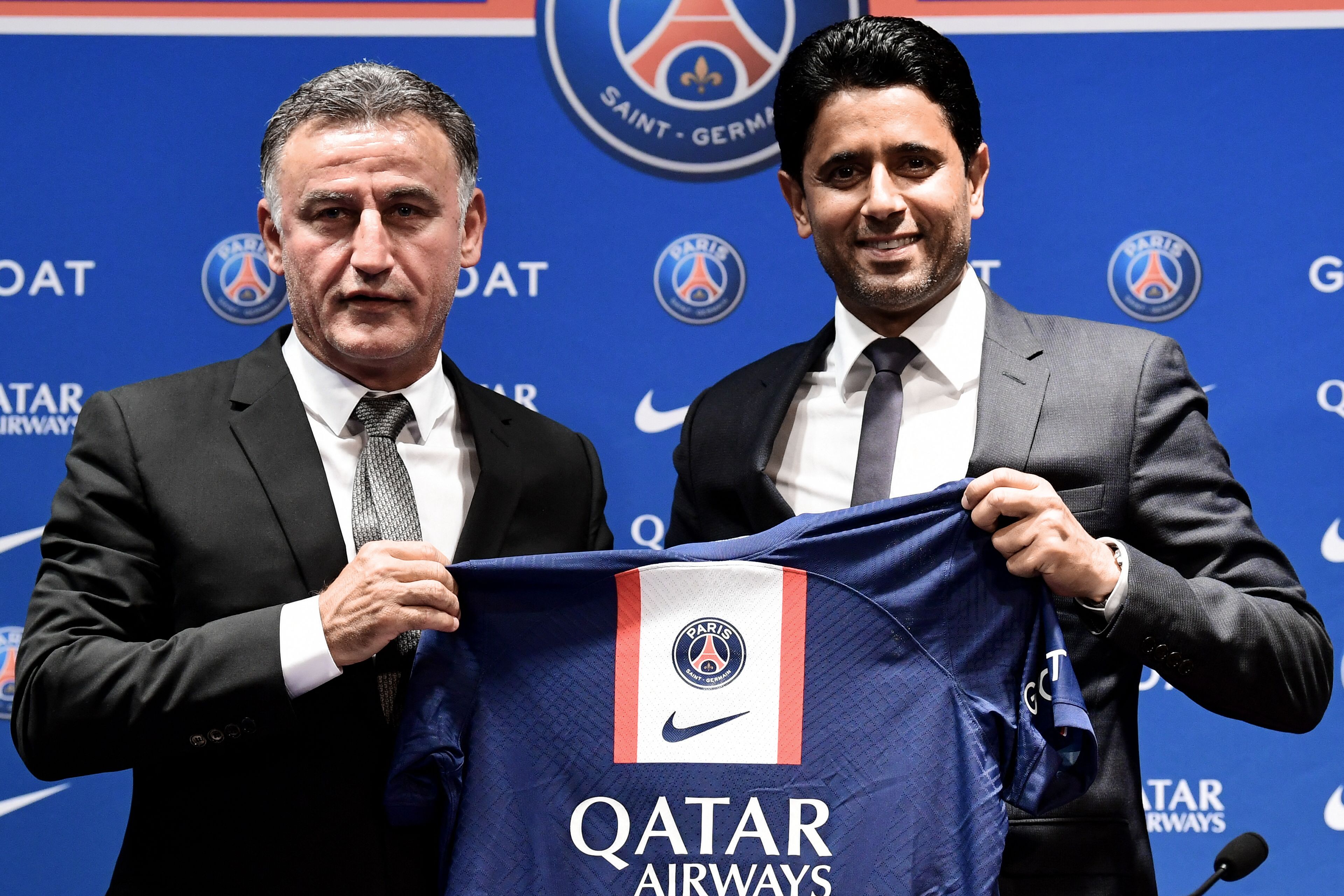 Chrsitophe Galtier (kiri) kala diperkenalkan sebagai pelatih Paris Saint-Germain