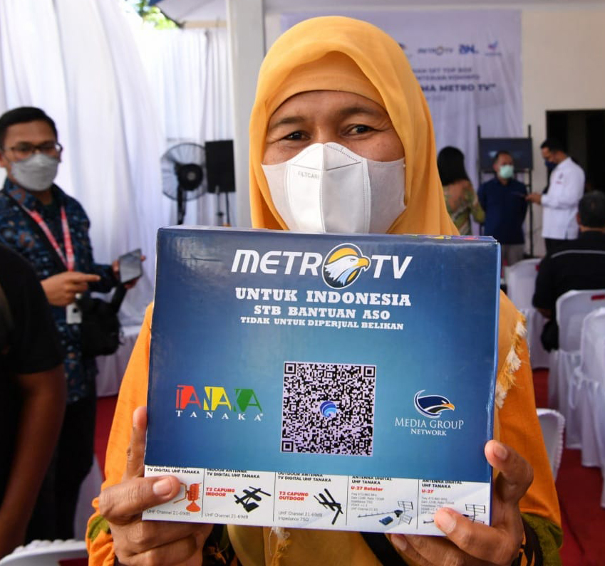 Warga menerima peralatan set top box gratis dari Metro TV di Banda Aceh, Aceh, pada 17 Maret 2022.