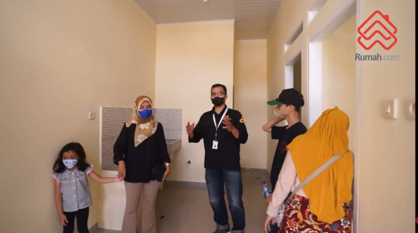 Peserta program reality show saat meninjau rumah 