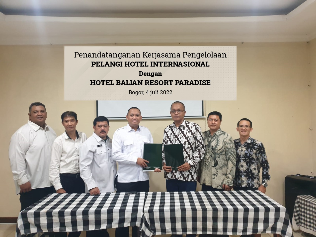 Direksi PHI dan manajemen Balian Paradise Resort Bali berfoto bersama seusai menandatangani perjanjian kerja sama