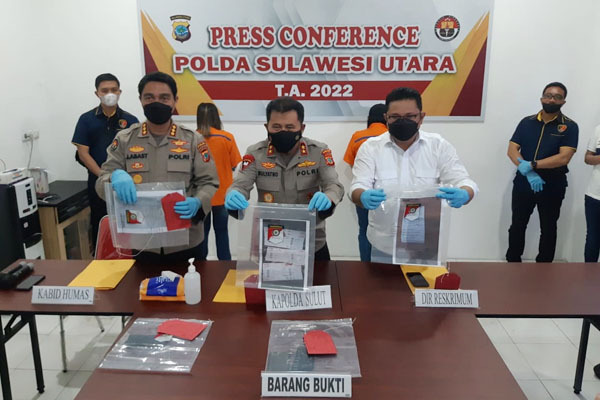 Kapolda Sulut Irjen Mulyatno (tengah) memberi keterangan pers dugaan kasus perdagangan orang.