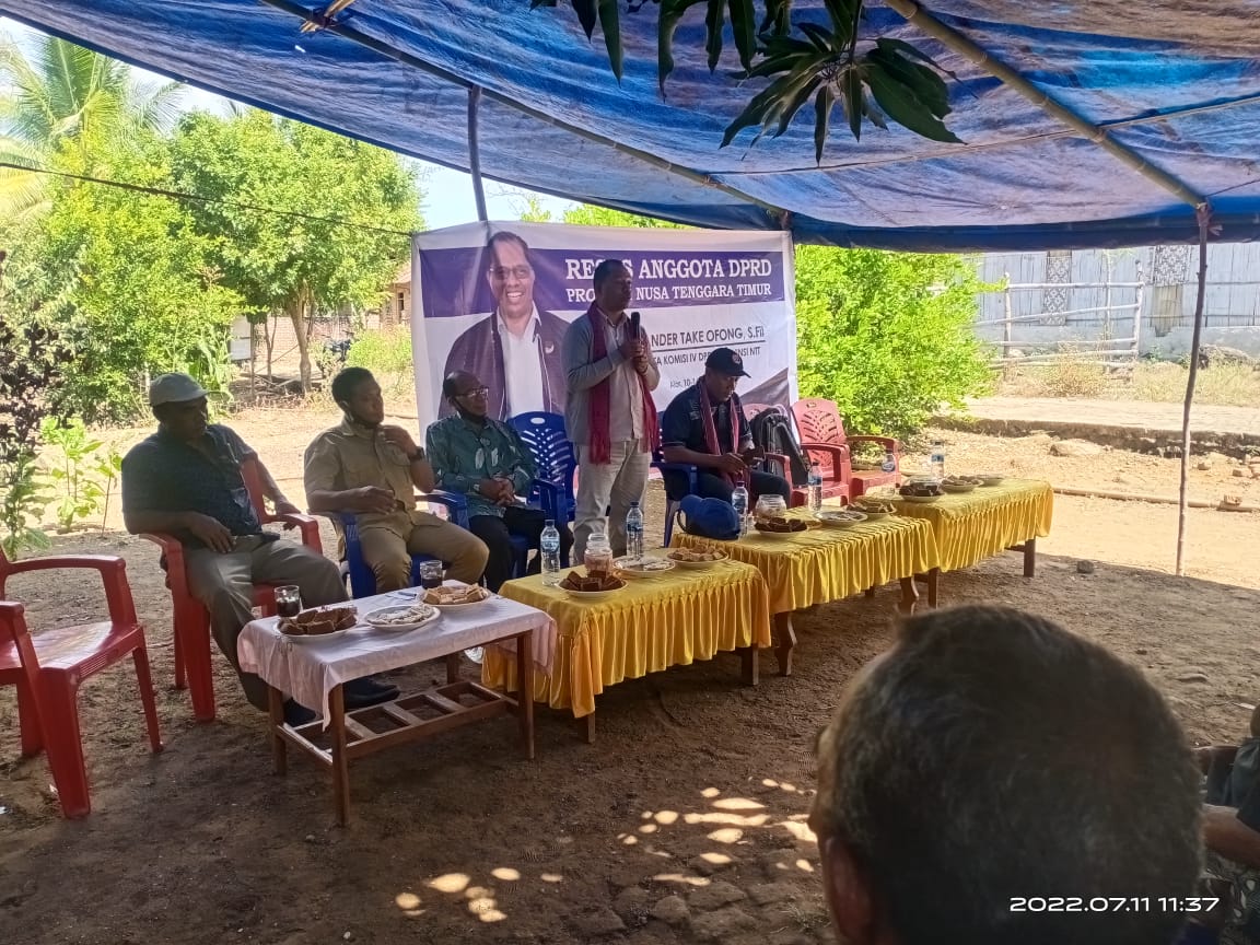 Anggota DPRD Nusa Tenggara Timur dari Fraksi NasDem, Alexander Take Ofong saat berdialog dengan warga di Kabupaten Alor