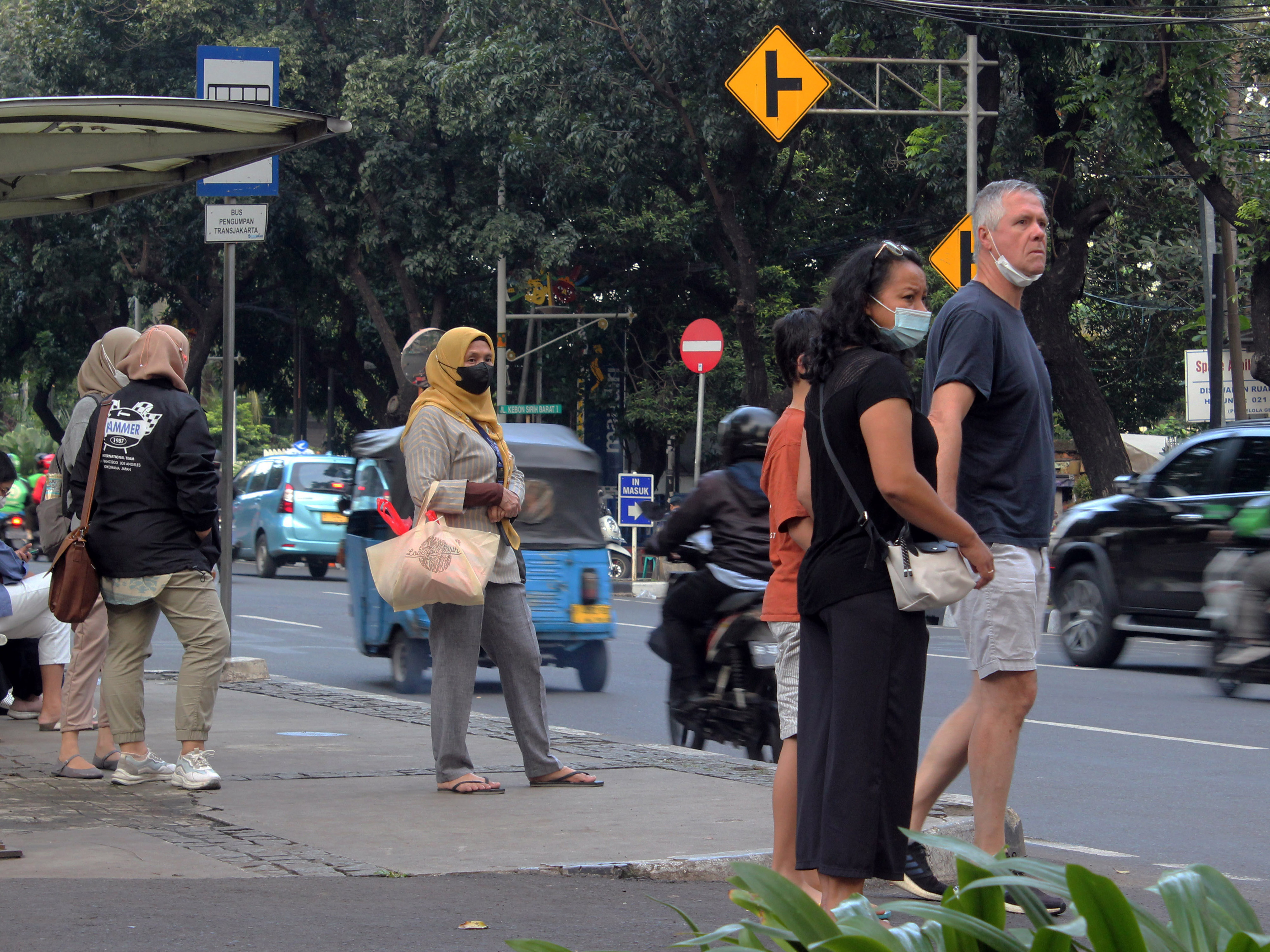 Pejalan kaki mengenakan masker di Jalan Kebon Sirih, Jakarta, Rabu (6/7/2022). 