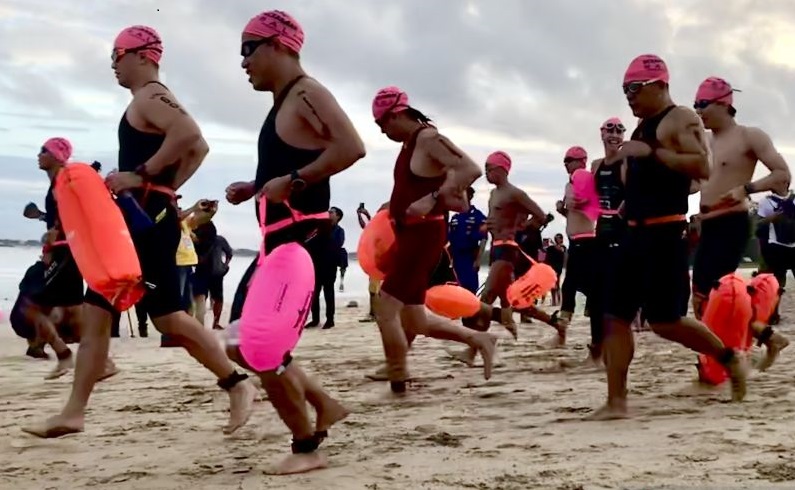 Ratusan perenang berlari menuju garis Pantai Muaya untuk berenang di perairan Jimbaran, Sabtu (2/7) dalam kejuaraan Oceanman Indonesia