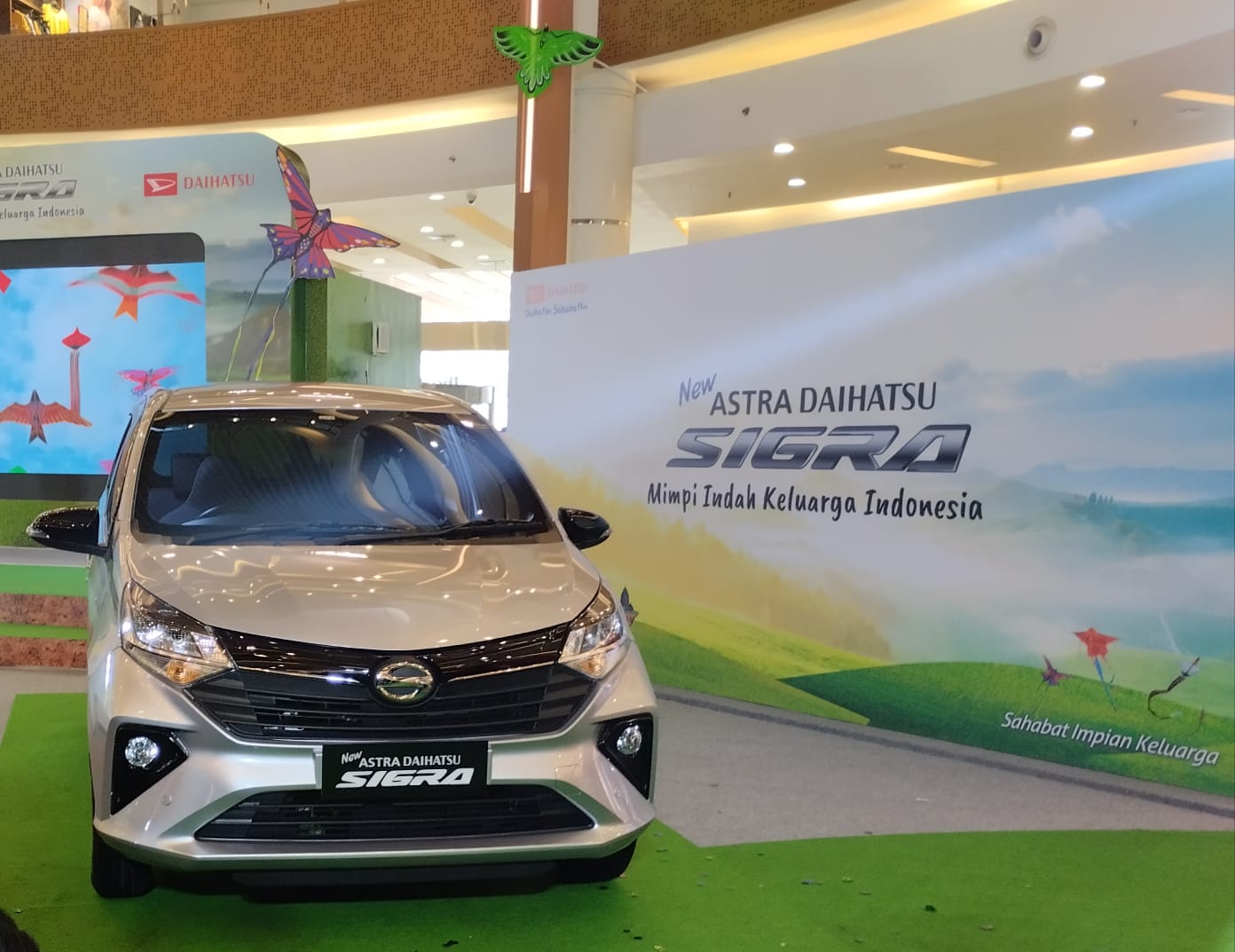 PT Astra Daihatsu Motor meluncurkan New Daihatsu Sigra di Summarecon Mall Bekasi, Jawa Barat, Kamis (7/7).