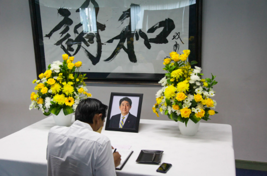 Seorang pria memberikan penghormatan kepada mantan perdana menteri Jepang Shinzo Abe yang terbunuh di Konsulat Jenderal Jepang.