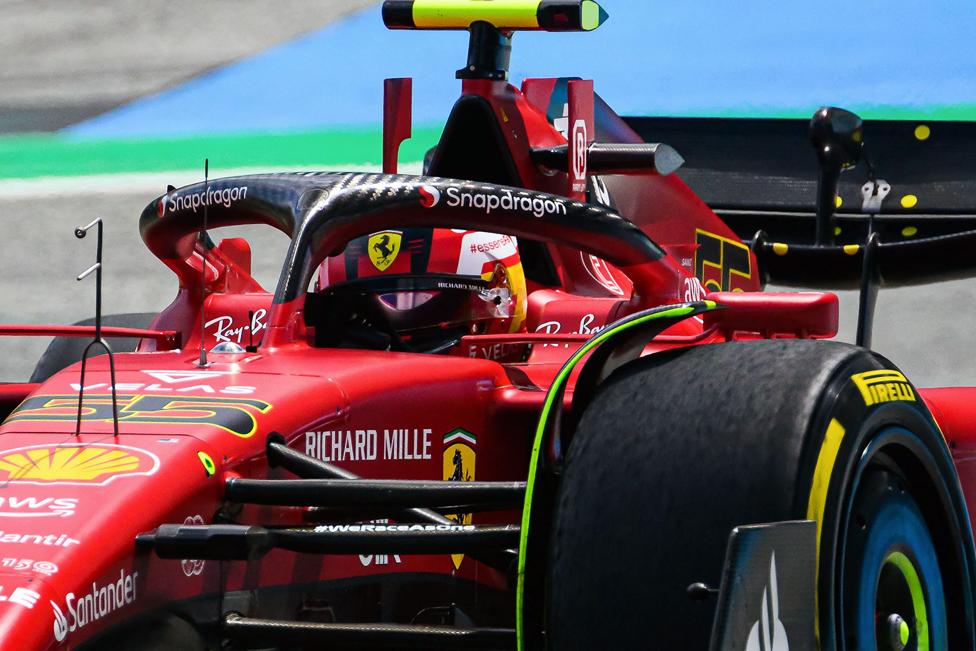 Mesin mobil Ferrari yang dikendarai Carlos Sainz Jr terbakar pada GP Austria, dua pekan lalu.